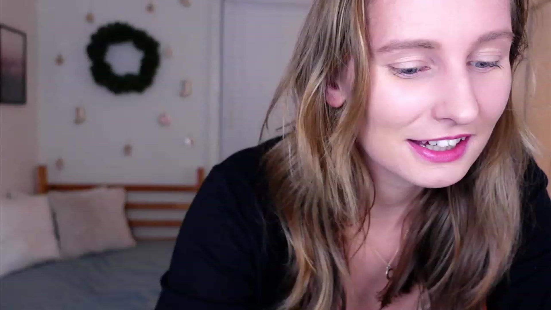 Gallery image thumbnail from hi_ella's myfreecams stream on, 12/10/2022, 02:07 image 15 of 20