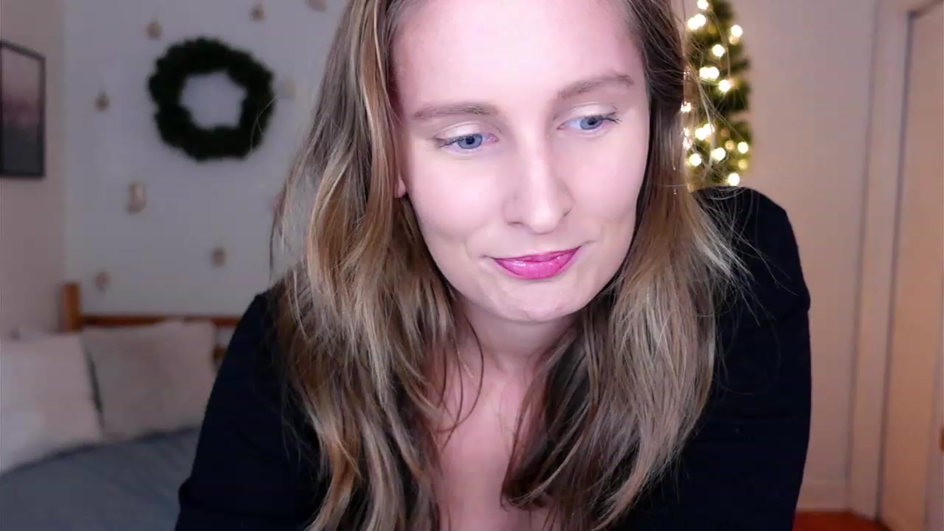 Gallery image thumbnail from hi_ella's myfreecams stream on, 12/10/2022, 02:07 image 16 of 20