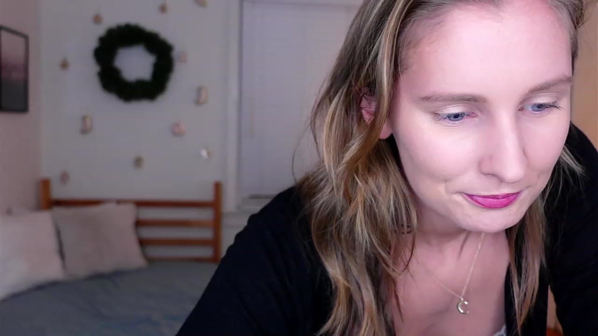 Gallery image thumbnail from hi_ella's myfreecams stream on, 12/10/2022, 02:07 image 12 of 20