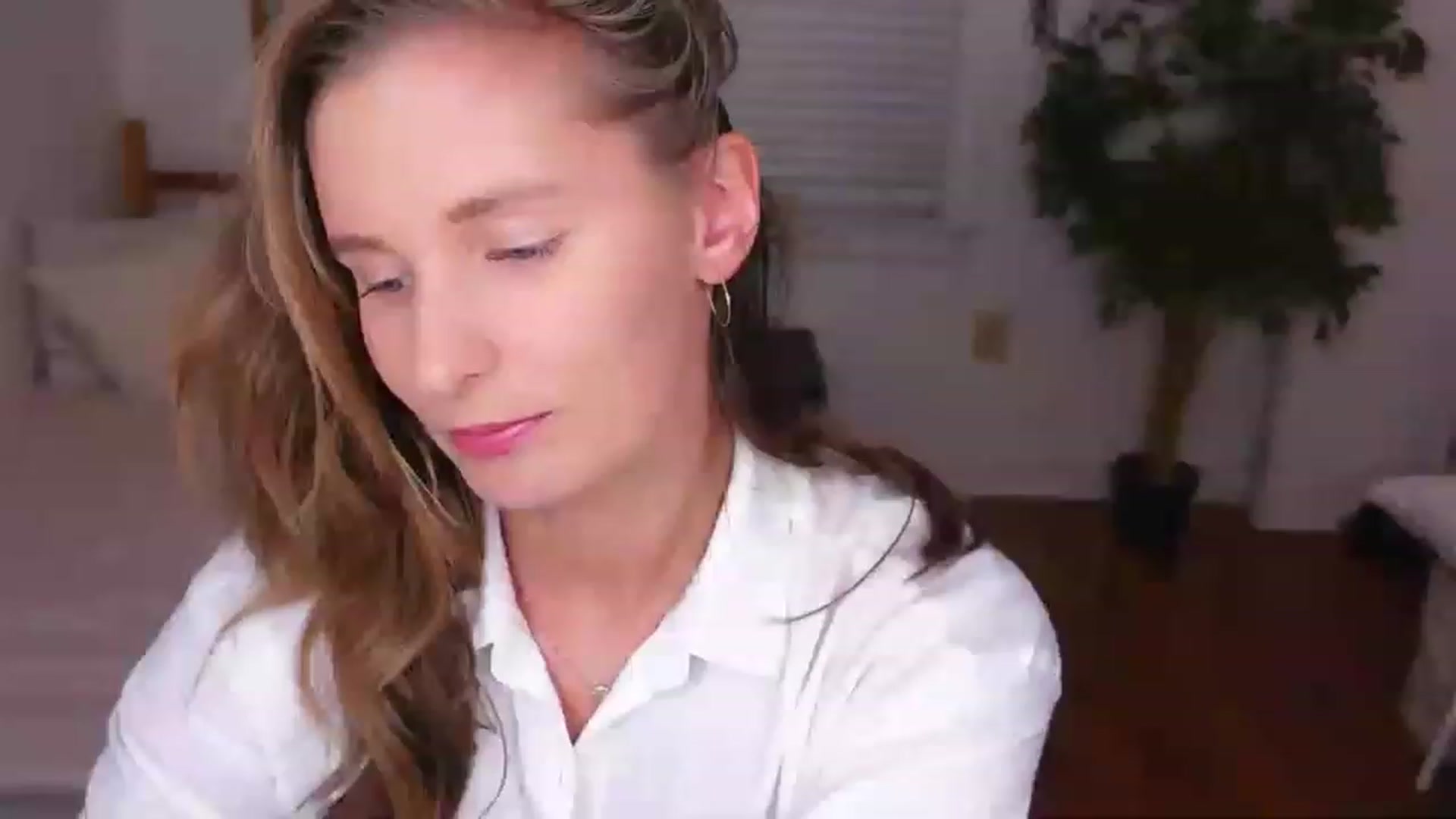 Gallery image thumbnail from hi_ella's myfreecams stream on, 03/15/2023, 02:31 image 12 of 20