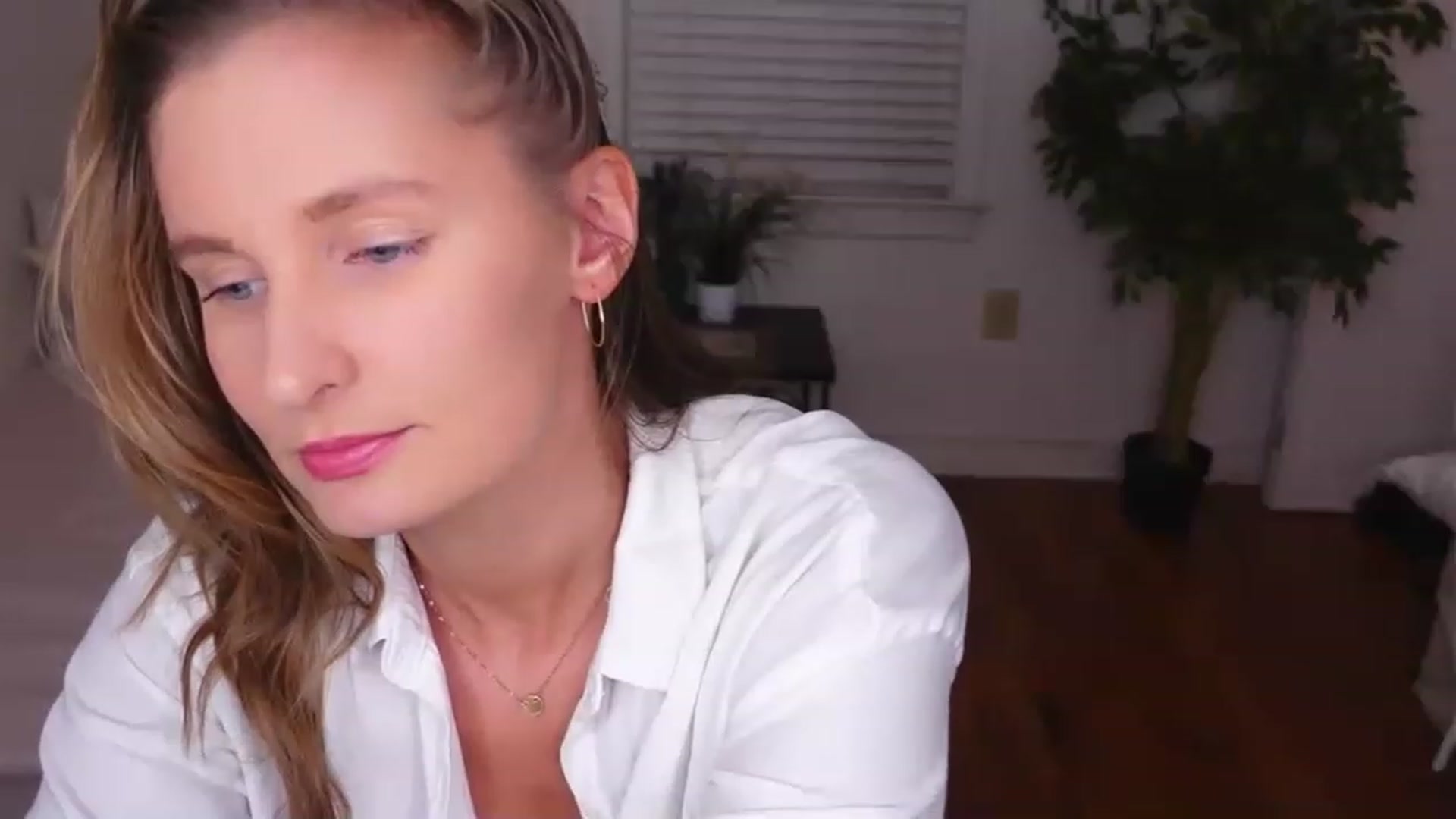 Gallery image thumbnail from hi_ella's myfreecams stream on, 03/15/2023, 02:31 image 8 of 20