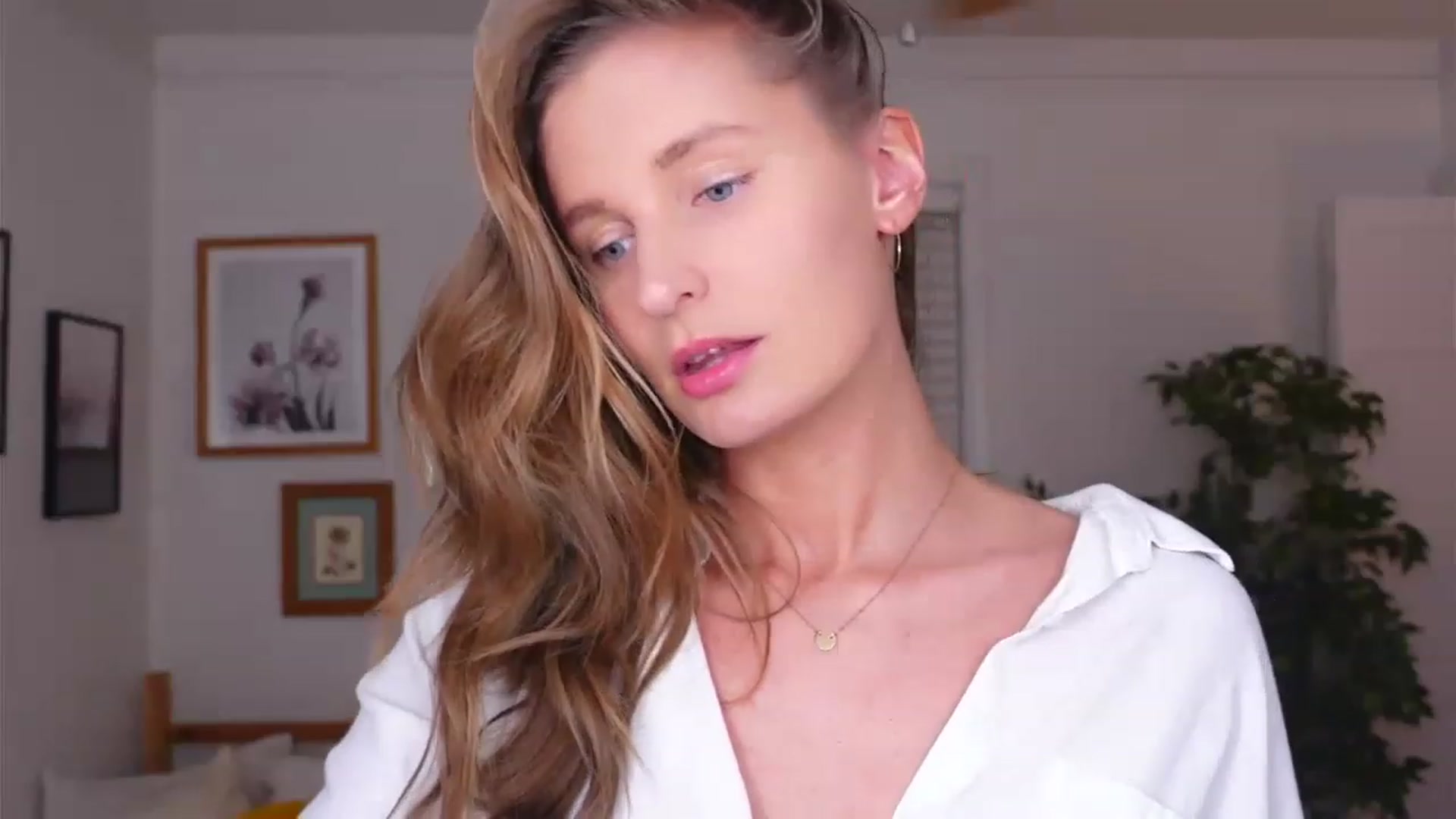 Gallery image thumbnail from hi_ella's myfreecams stream on, 03/15/2023, 02:31 image 5 of 20