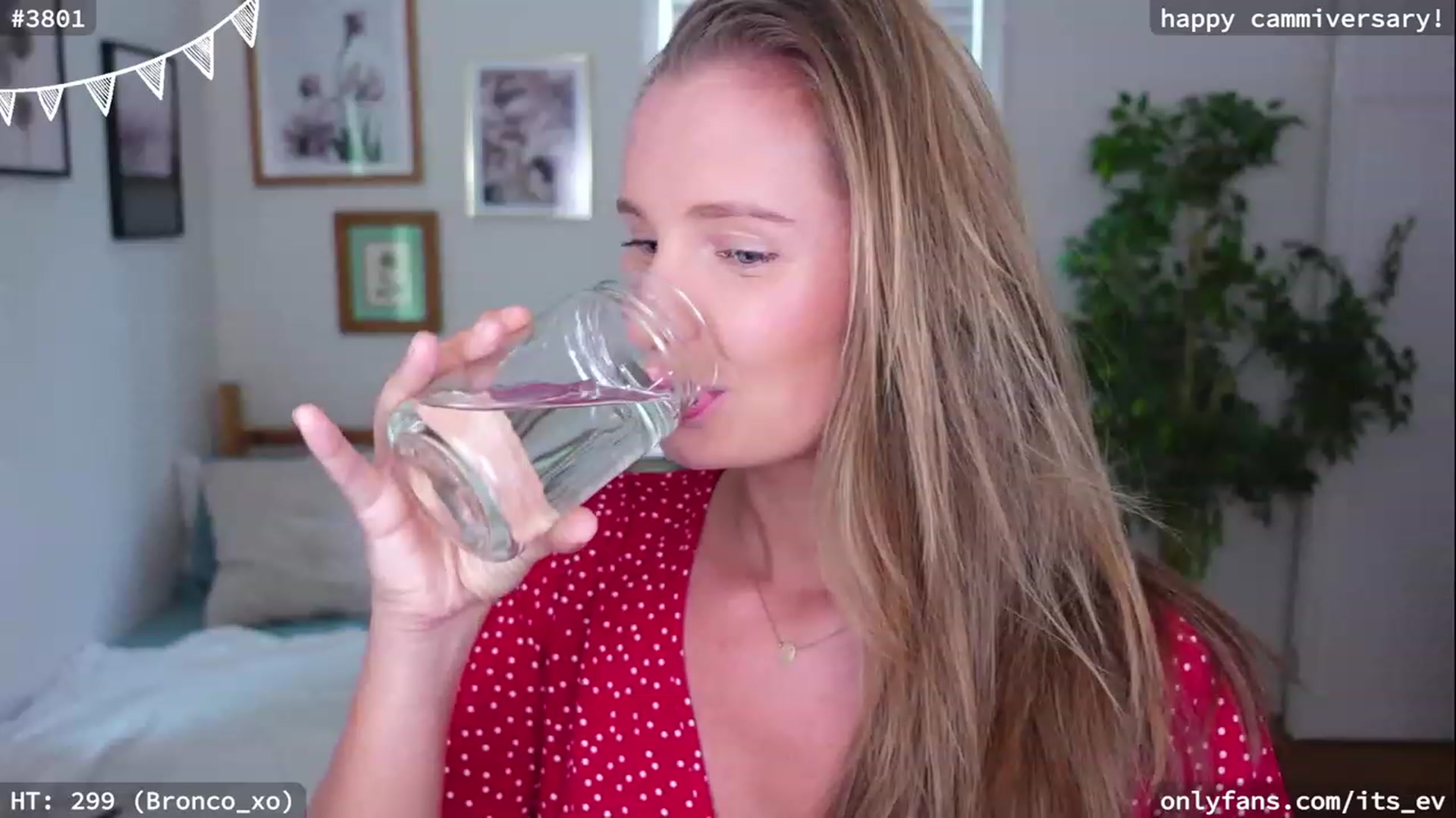 Gallery image thumbnail from hi_ella's myfreecams stream on, 06/03/2023, 20:21 image 4 of 20