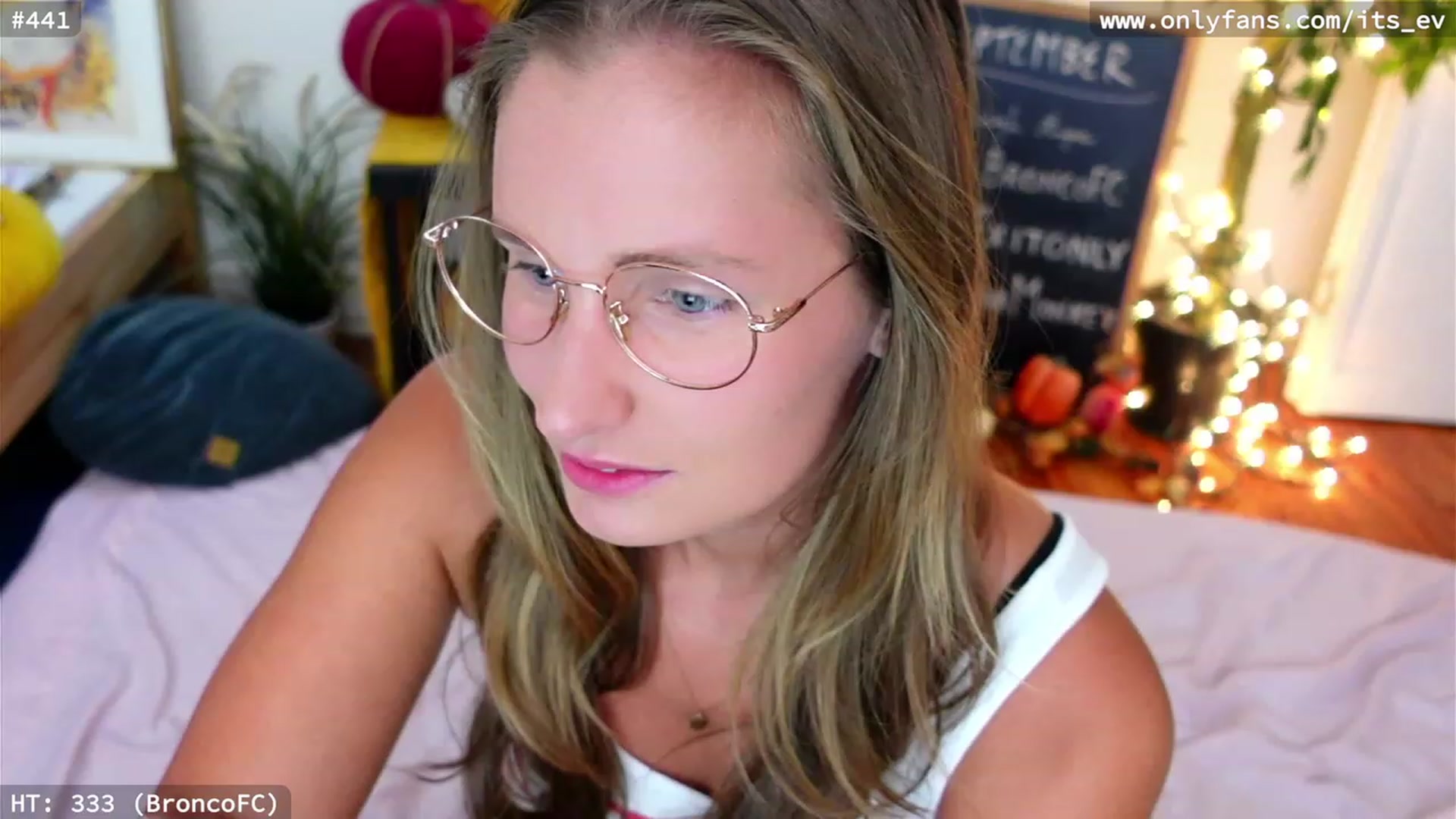 Gallery image thumbnail from hi_ella's myfreecams stream on, 09/09/2023, 19:43 image 2 of 20