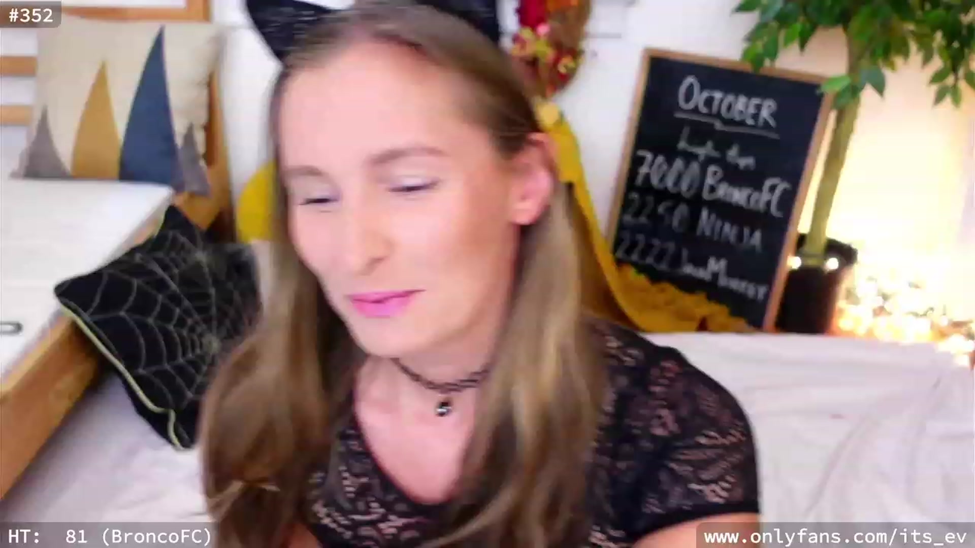 Gallery image thumbnail from hi_ella's myfreecams stream on, 10/24/2023, 20:17 image 10 of 20