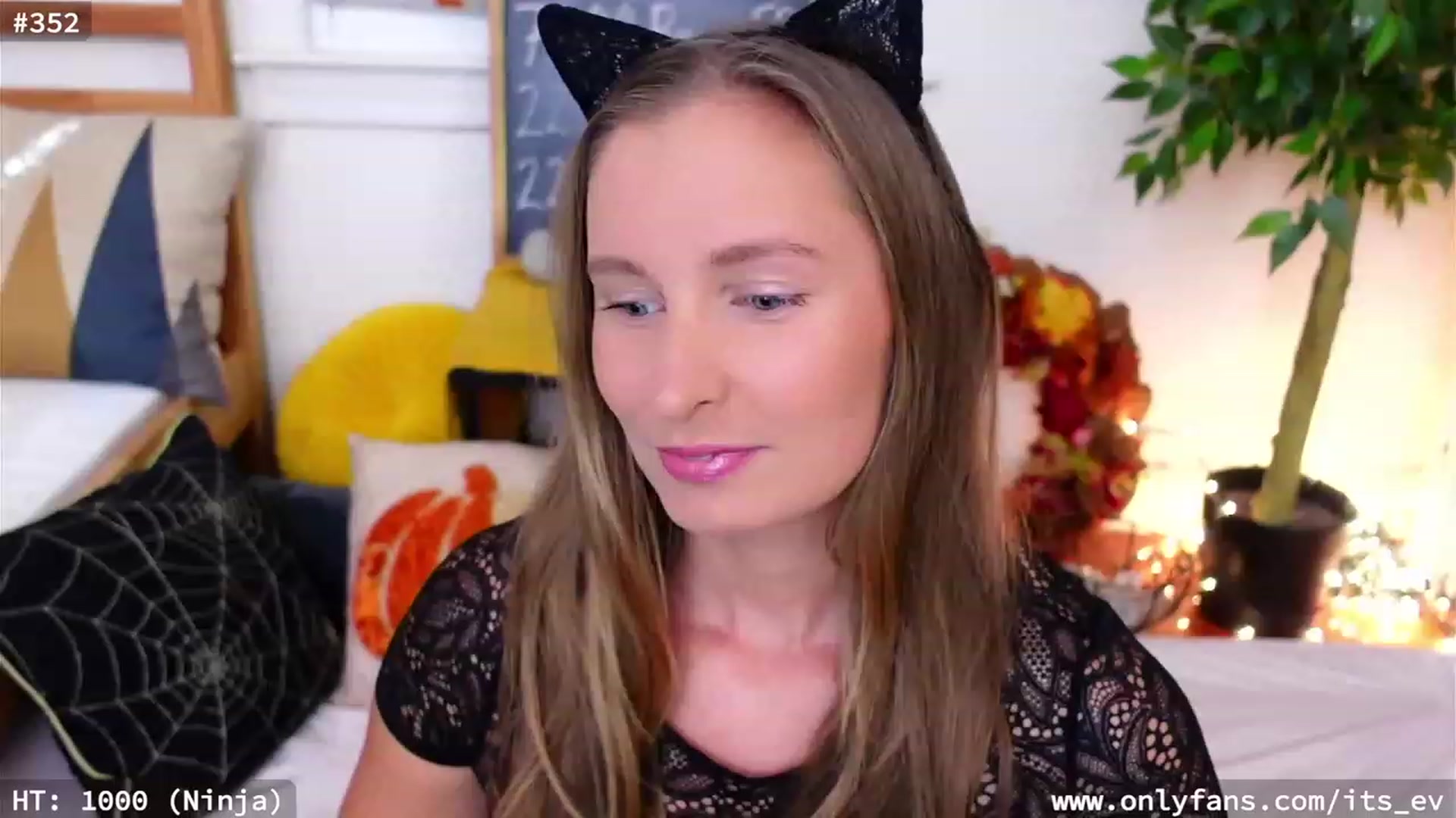 Gallery image thumbnail from hi_ella's myfreecams stream on, 10/24/2023, 20:17 image 1 of 20