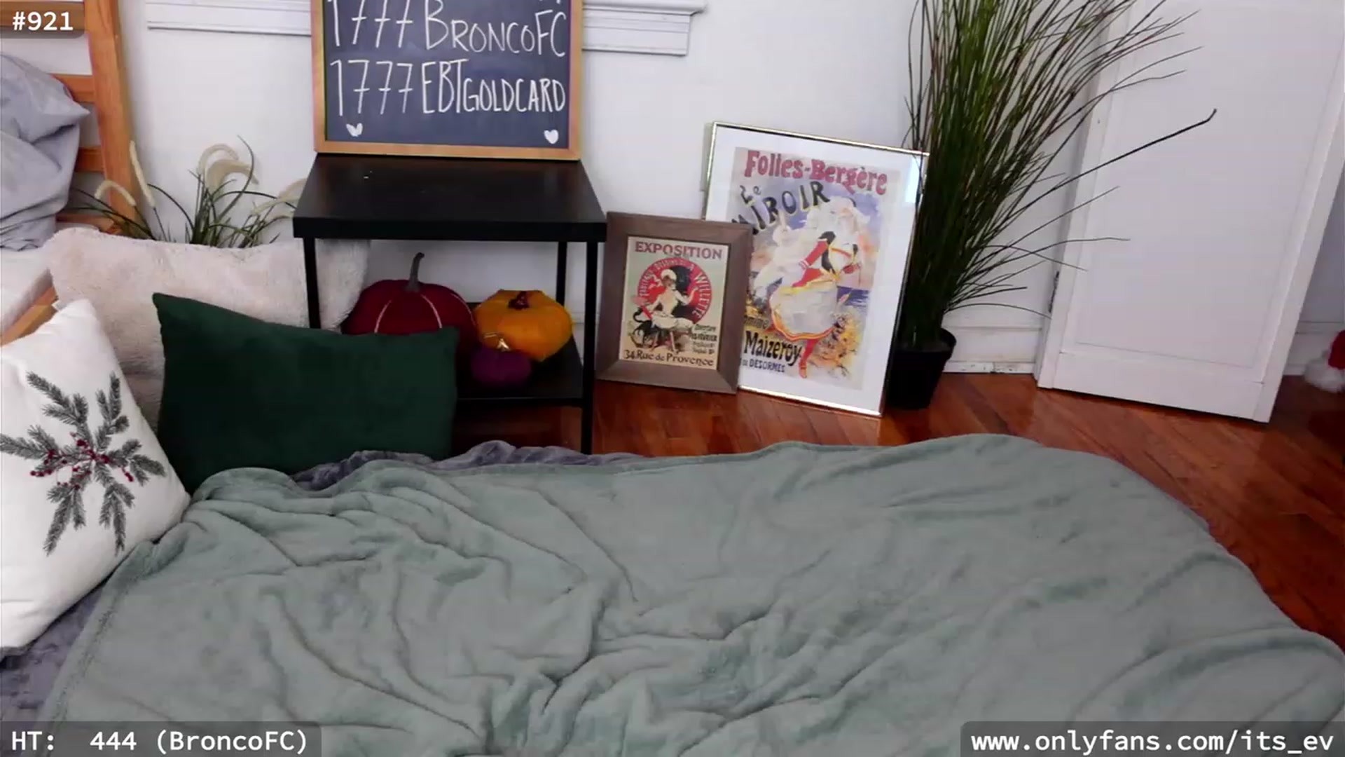 Gallery image thumbnail from hi_ella's myfreecams stream on, 11/22/2023, 02:30 image 12 of 20