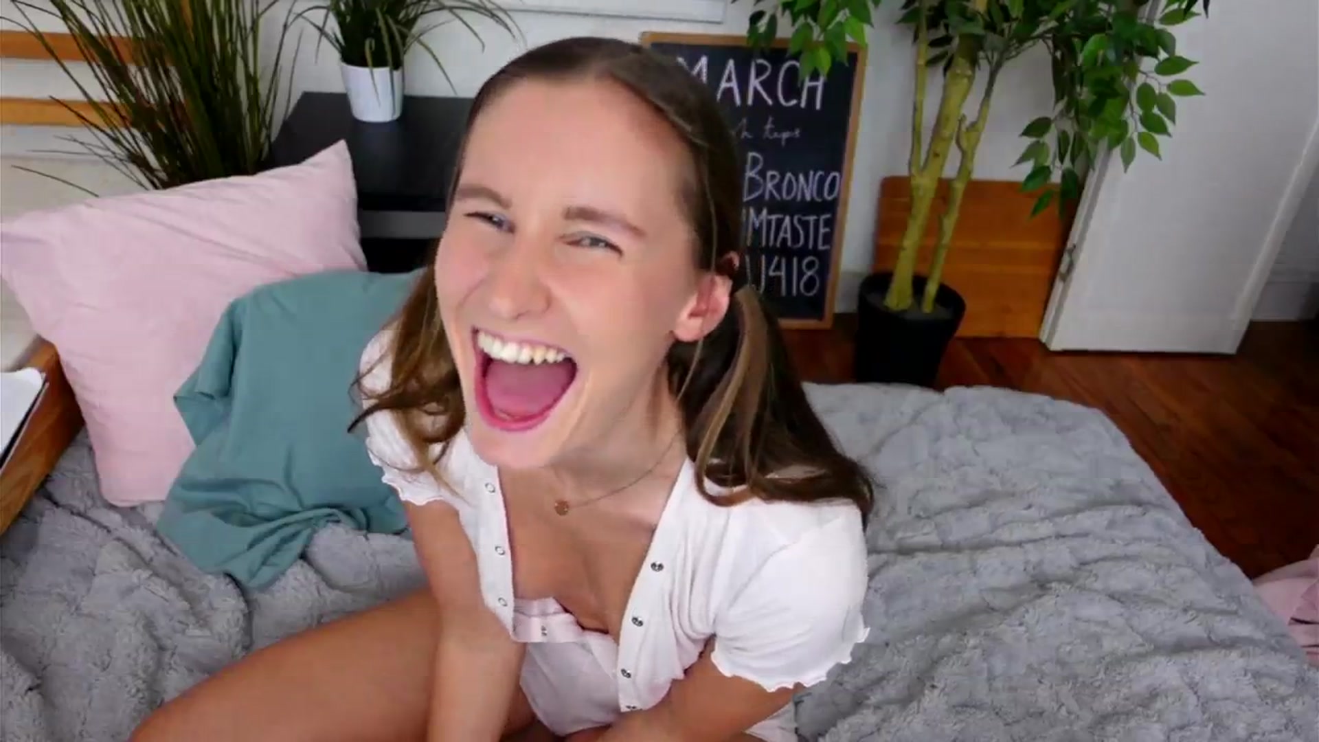 Gallery image thumbnail from hi_ella's myfreecams stream on, 03/06/2024, 03:45 image 13 of 20