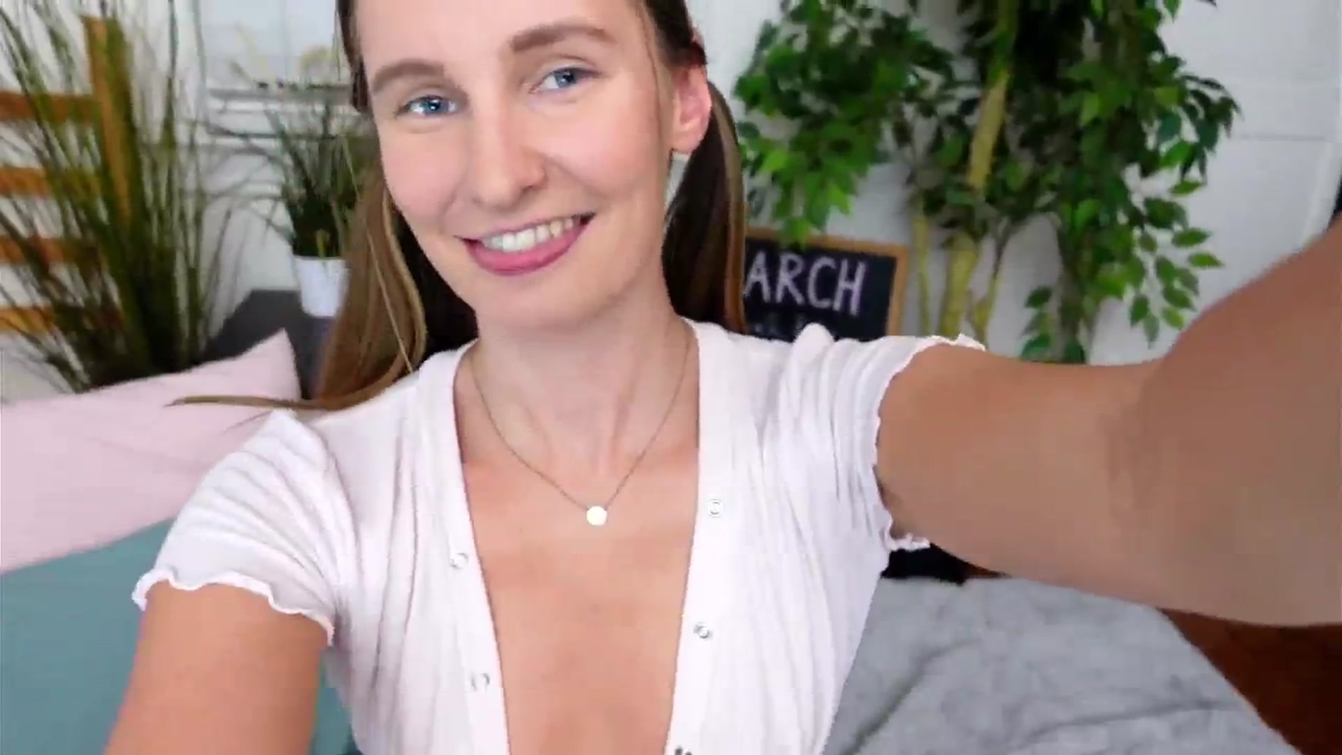 Gallery image thumbnail from hi_ella's myfreecams stream on, 03/06/2024, 03:45 image 15 of 20