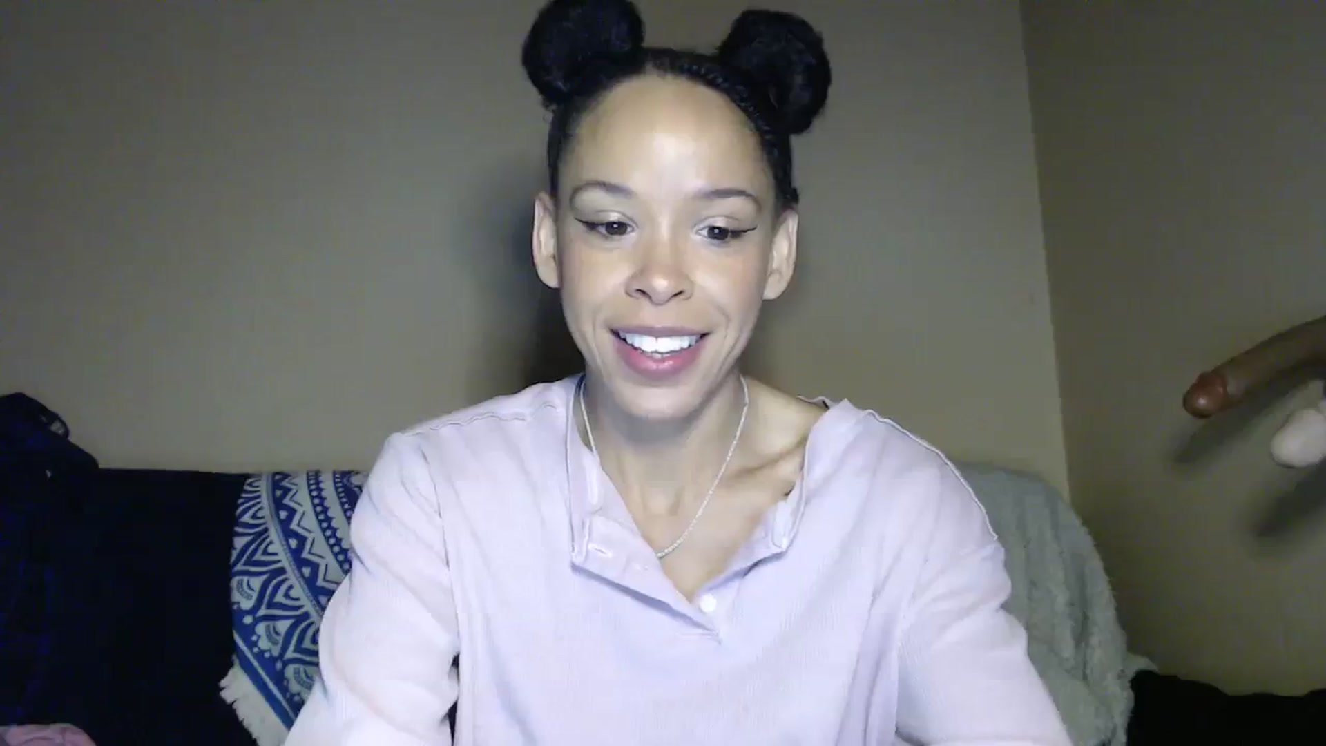 Gallery image thumbnail from hi_its_smiley's myfreecams stream on, 11/21/2023, 14:16 image 16 of 20