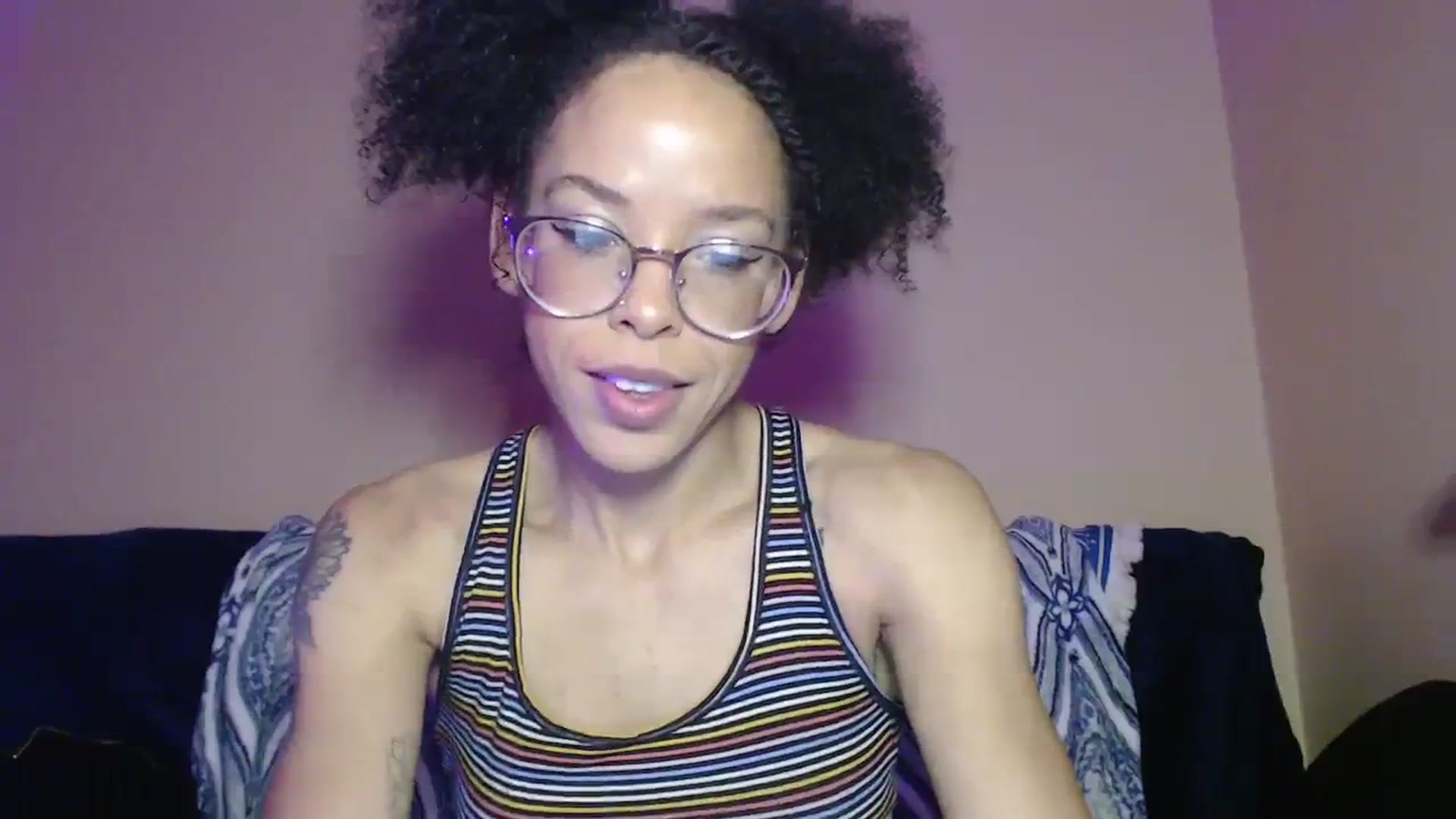 Gallery image thumbnail from hi_its_smiley's myfreecams stream on, 12/18/2023, 15:38 image 9 of 20