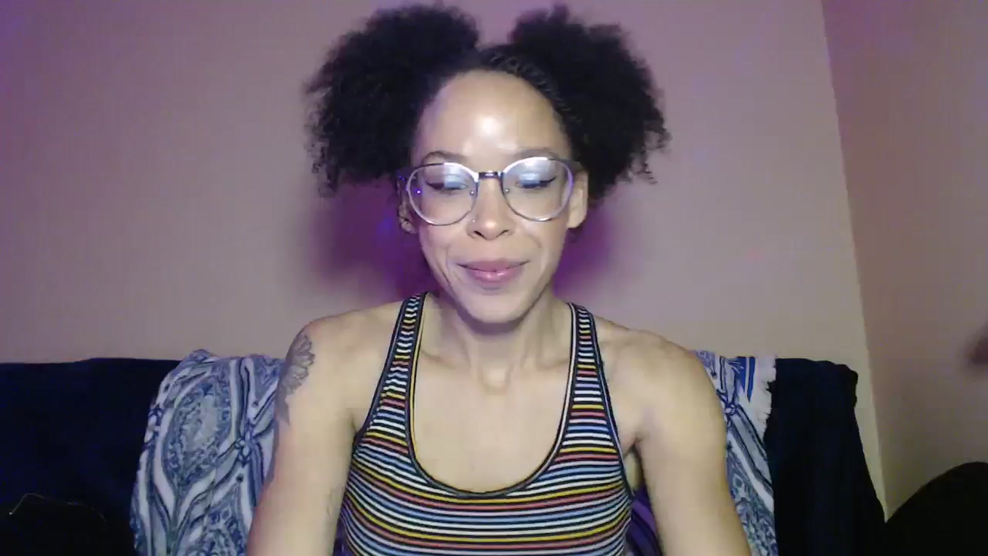 Gallery image thumbnail from hi_its_smiley's myfreecams stream on, 12/18/2023, 15:38 image 10 of 20