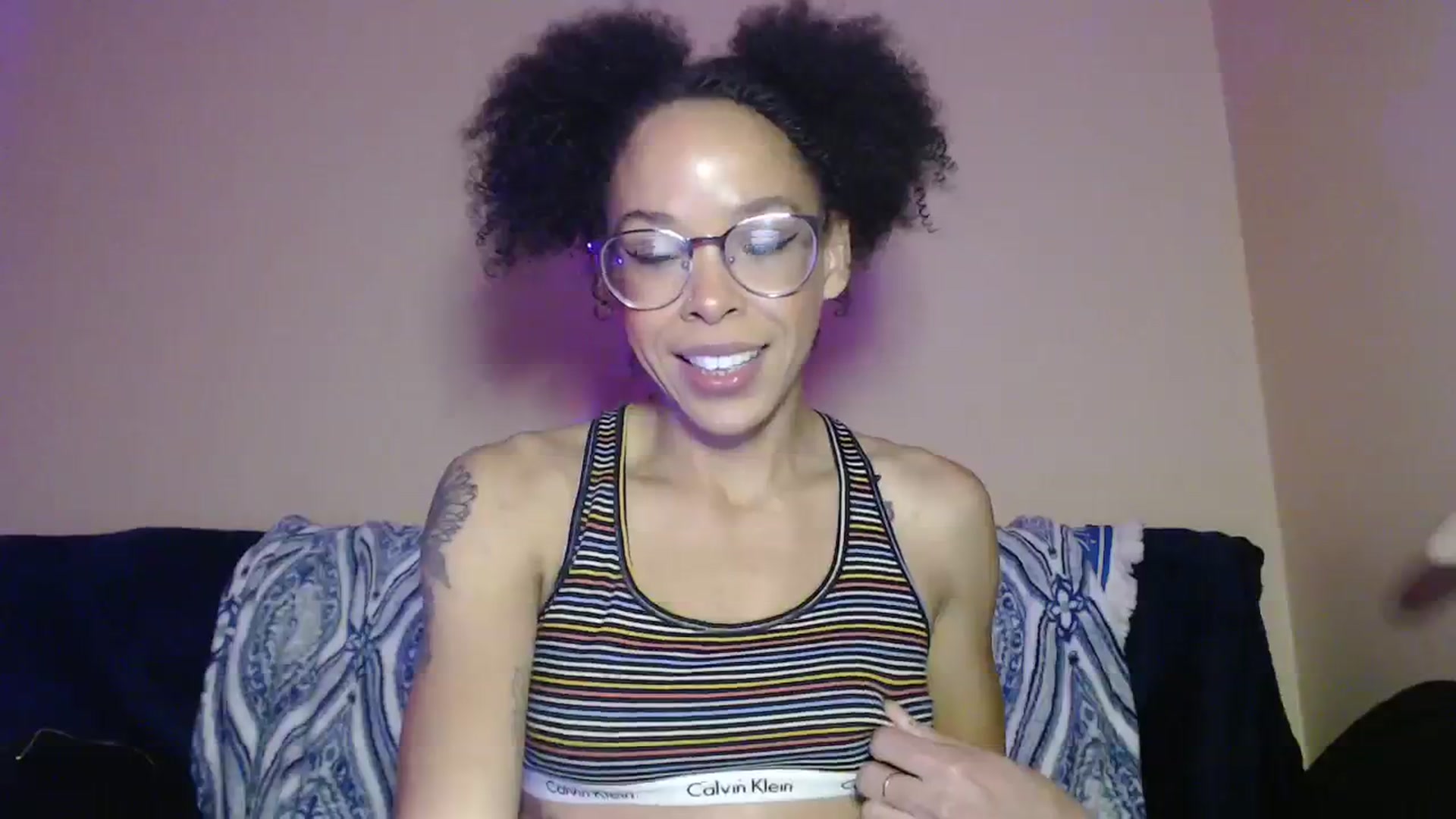 Gallery image thumbnail from hi_its_smiley's myfreecams stream on, 12/18/2023, 15:38 image 18 of 20