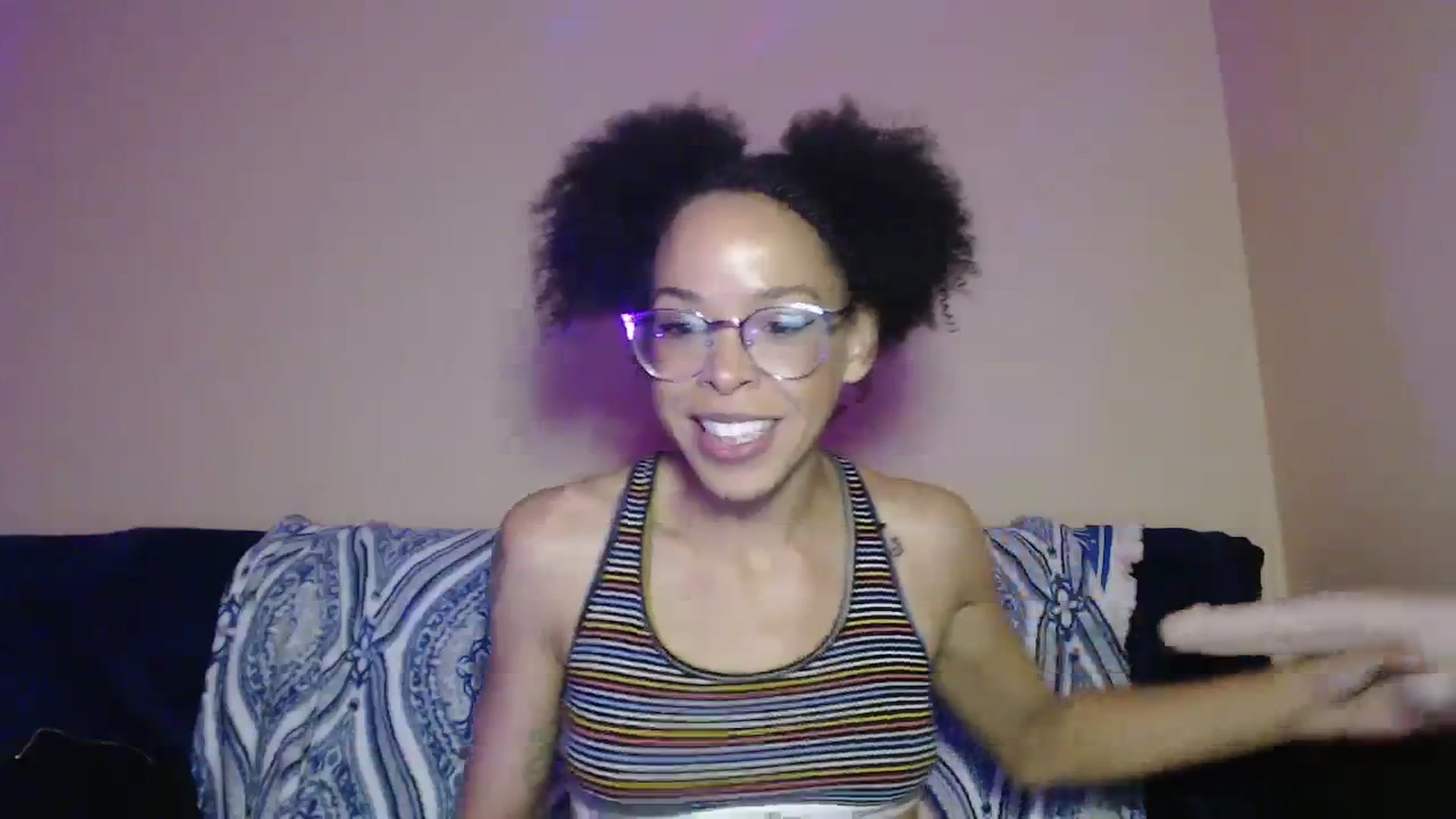 Gallery image thumbnail from hi_its_smiley's myfreecams stream on, 12/18/2023, 15:38 image 13 of 20