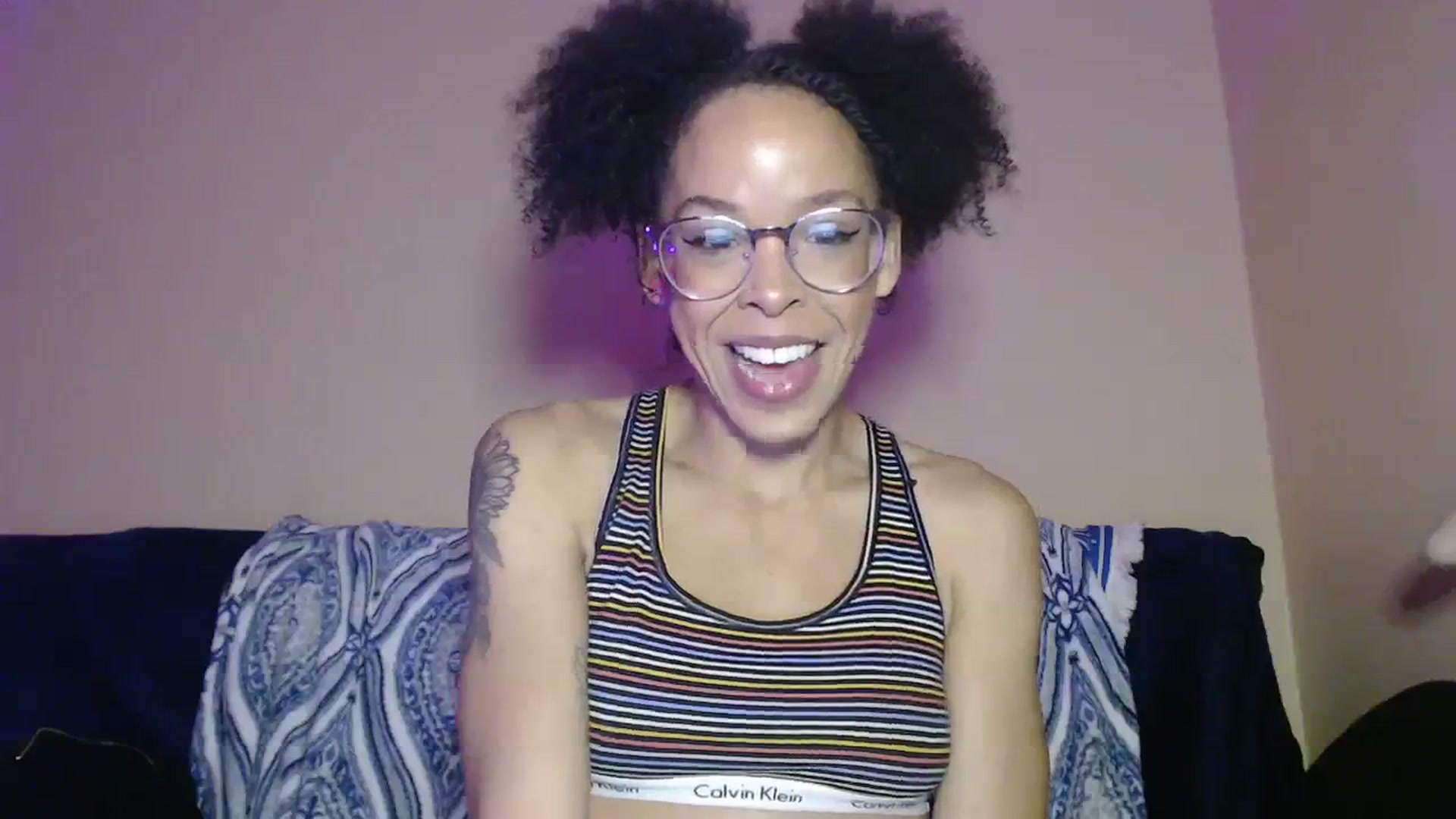 Gallery image thumbnail from hi_its_smiley's myfreecams stream on, 12/18/2023, 15:38 image 19 of 20