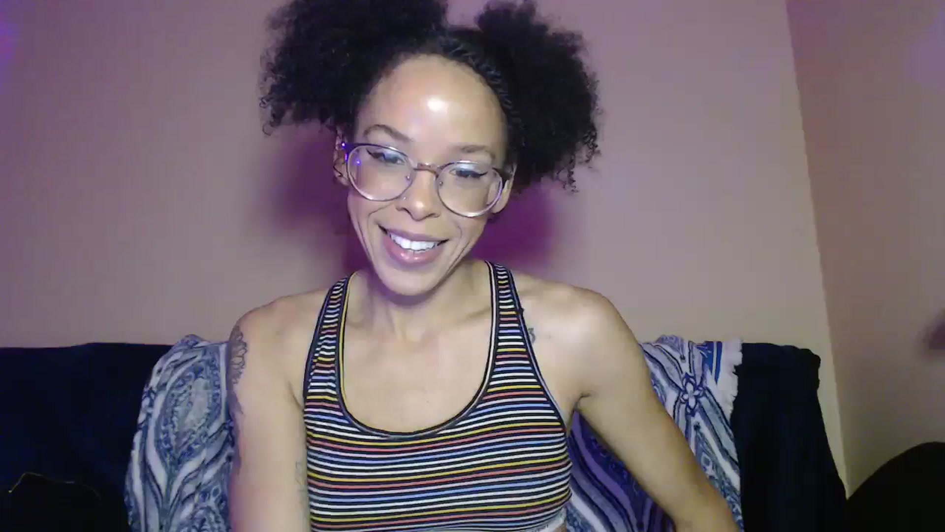Gallery image thumbnail from hi_its_smiley's myfreecams stream on, 12/18/2023, 15:38 image 7 of 20