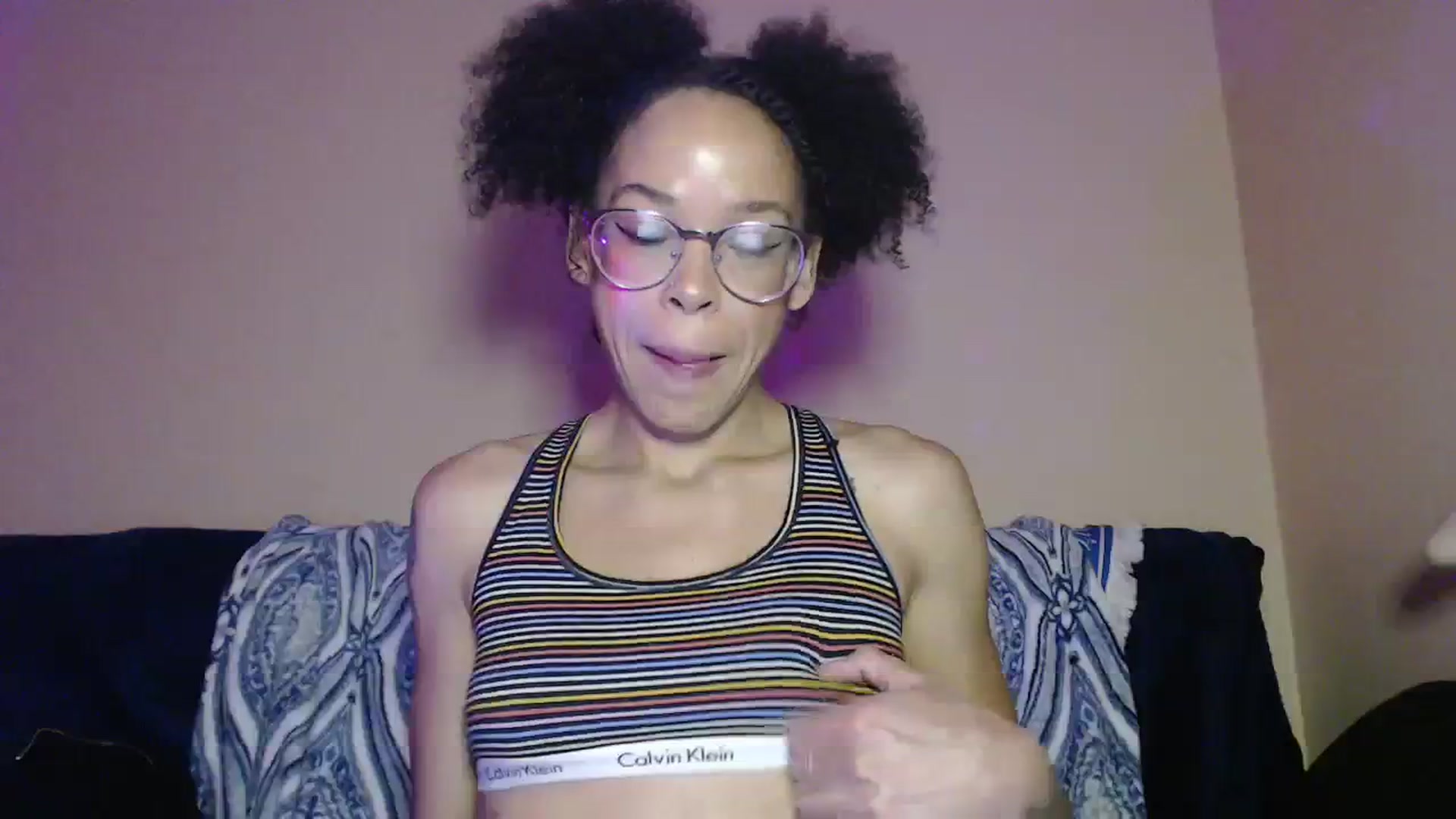 Gallery image thumbnail from hi_its_smiley's myfreecams stream on, 12/18/2023, 15:38 image 20 of 20