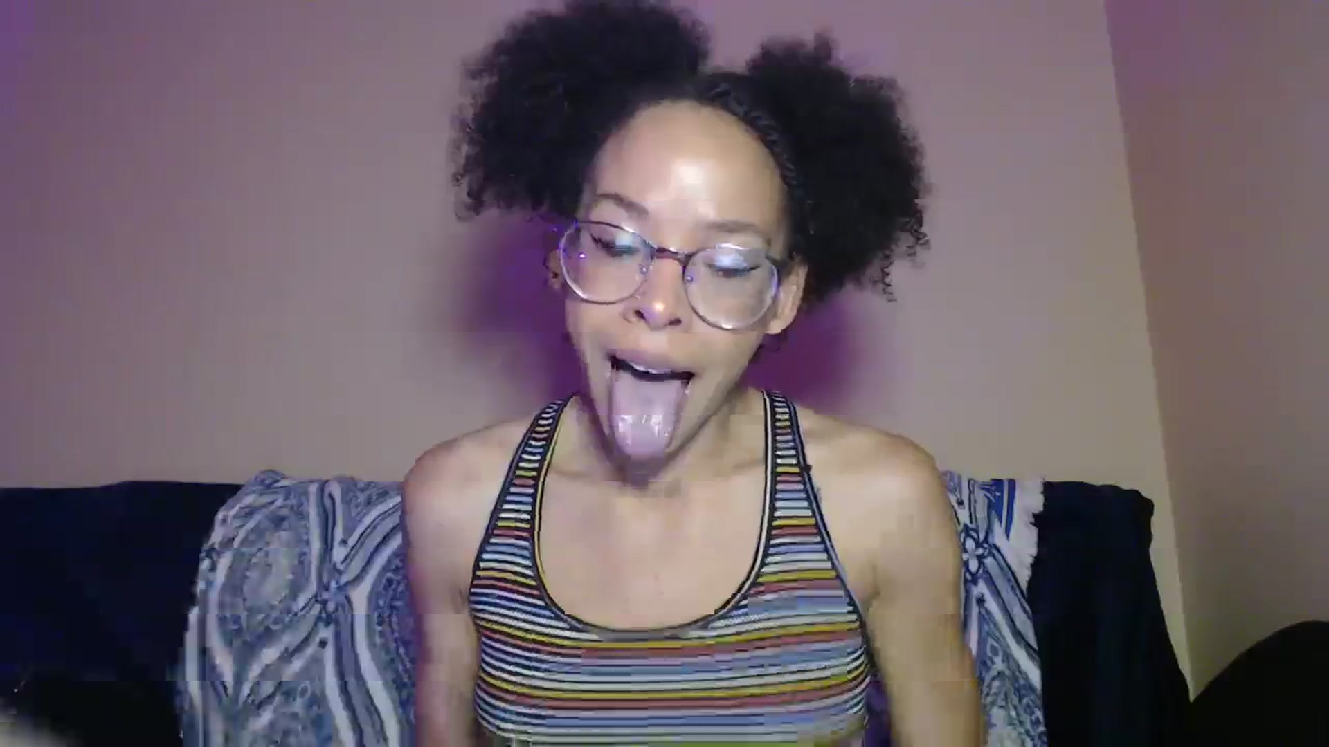 Gallery image thumbnail from hi_its_smiley's myfreecams stream on, 12/18/2023, 15:38 image 14 of 20