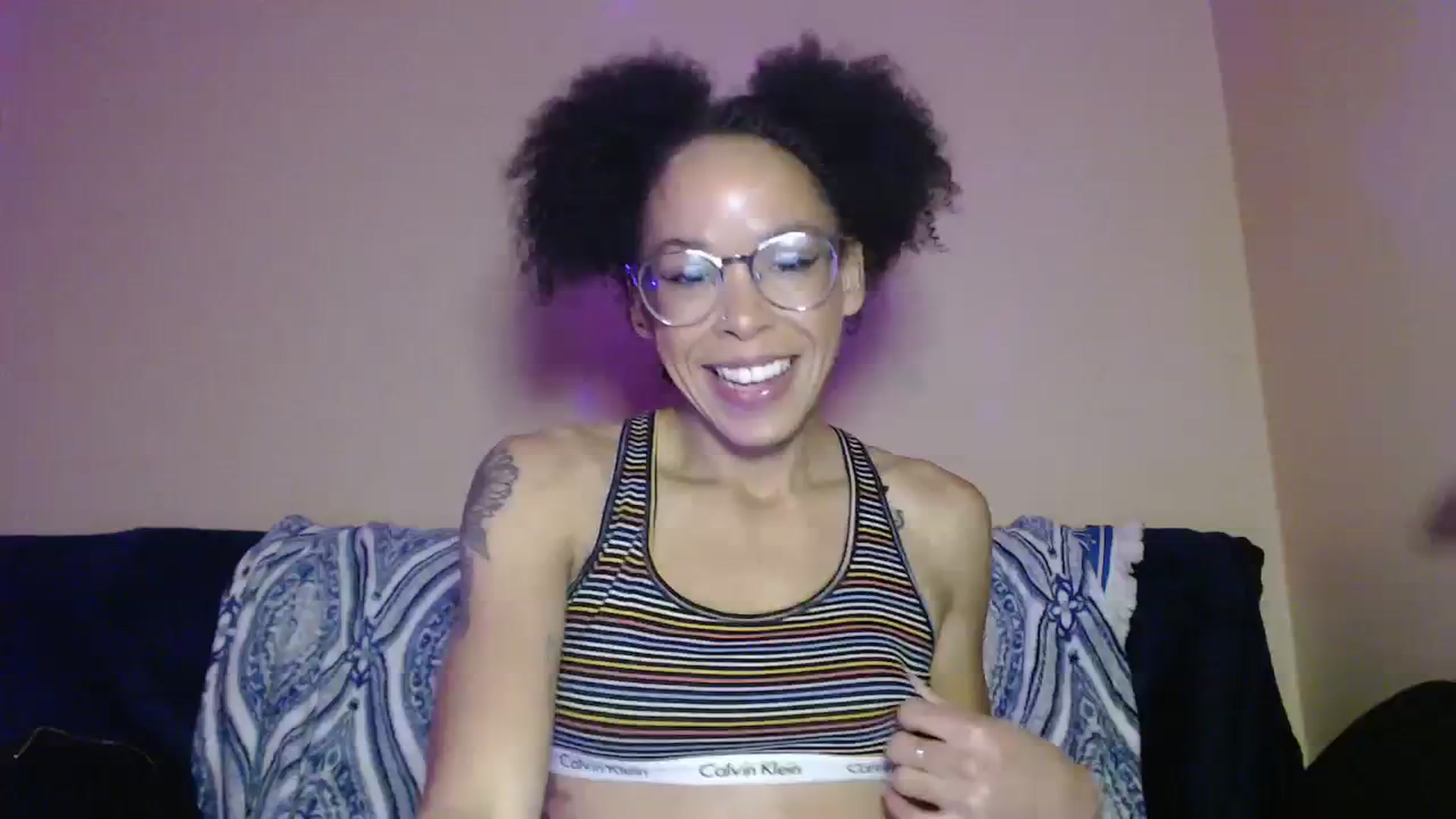 Gallery image thumbnail from hi_its_smiley's myfreecams stream on, 12/18/2023, 15:38 image 5 of 20