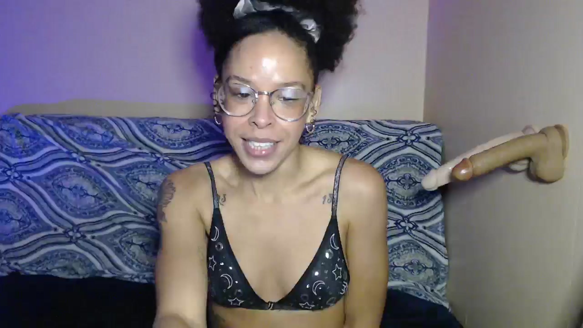 Gallery image thumbnail from hi_its_smiley's myfreecams stream on, 12/31/2024, 15:21 image 16 of 20