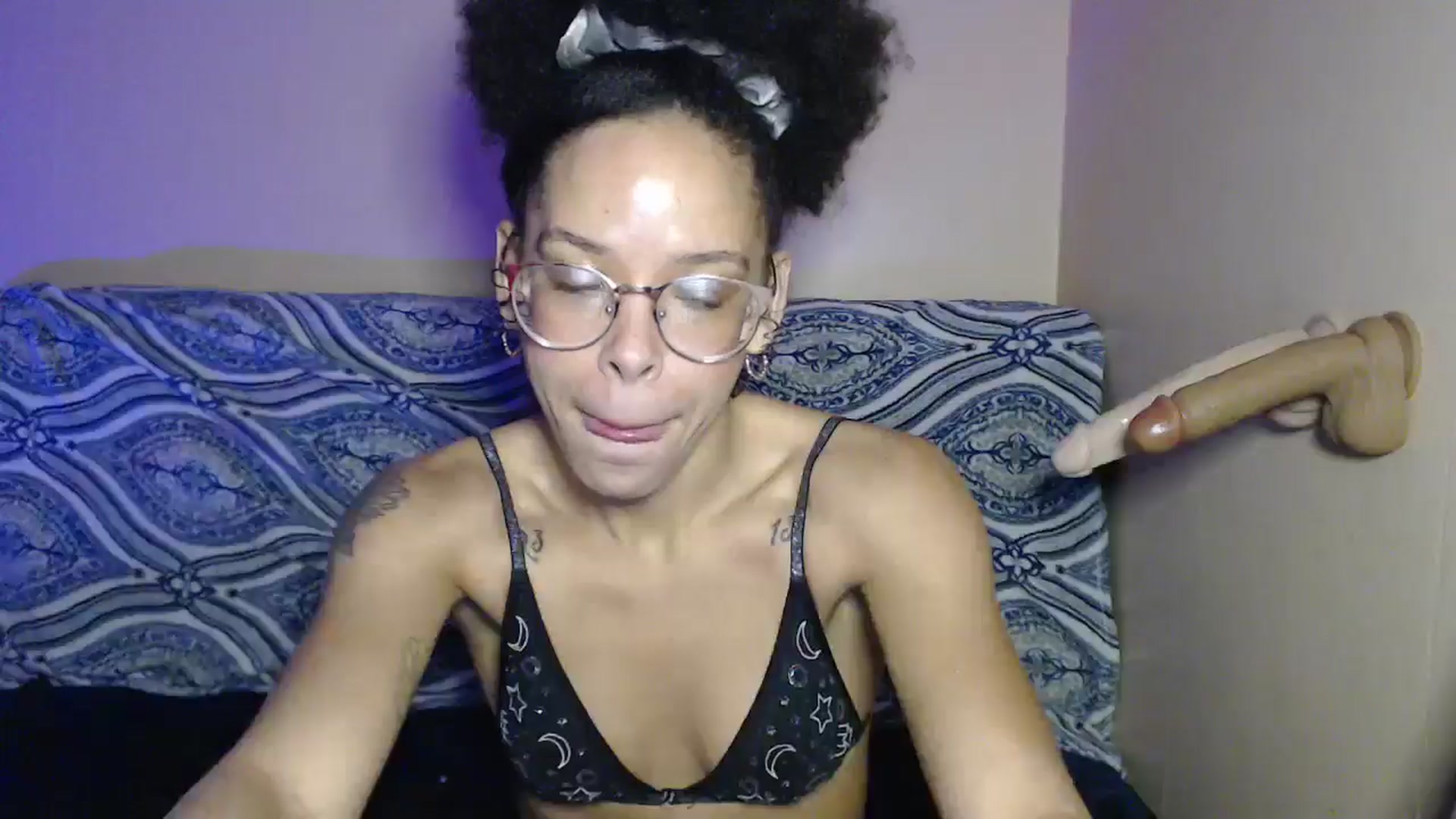 Gallery image thumbnail from hi_its_smiley's myfreecams stream on, 12/31/2024, 15:21 image 15 of 20