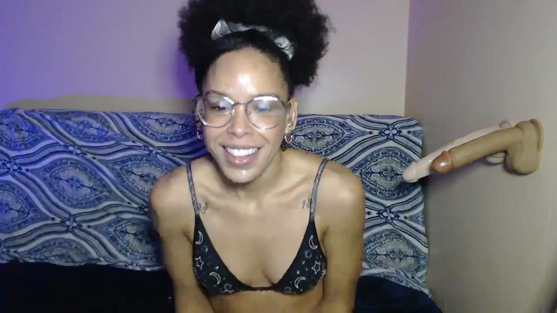 Gallery image thumbnail from hi_its_smiley's myfreecams stream on, 12/31/2024, 15:21 image 18 of 20