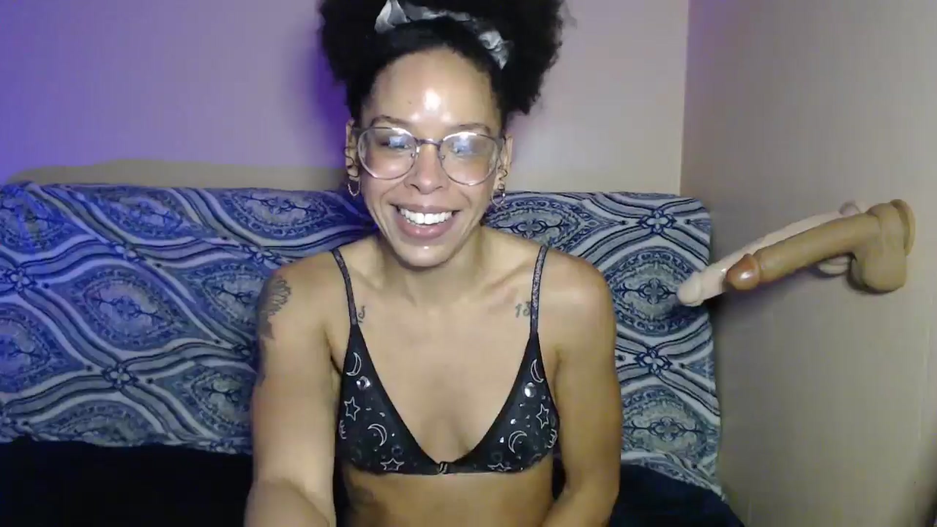 Gallery image thumbnail from hi_its_smiley's myfreecams stream on, 12/31/2024, 15:21 image 12 of 20