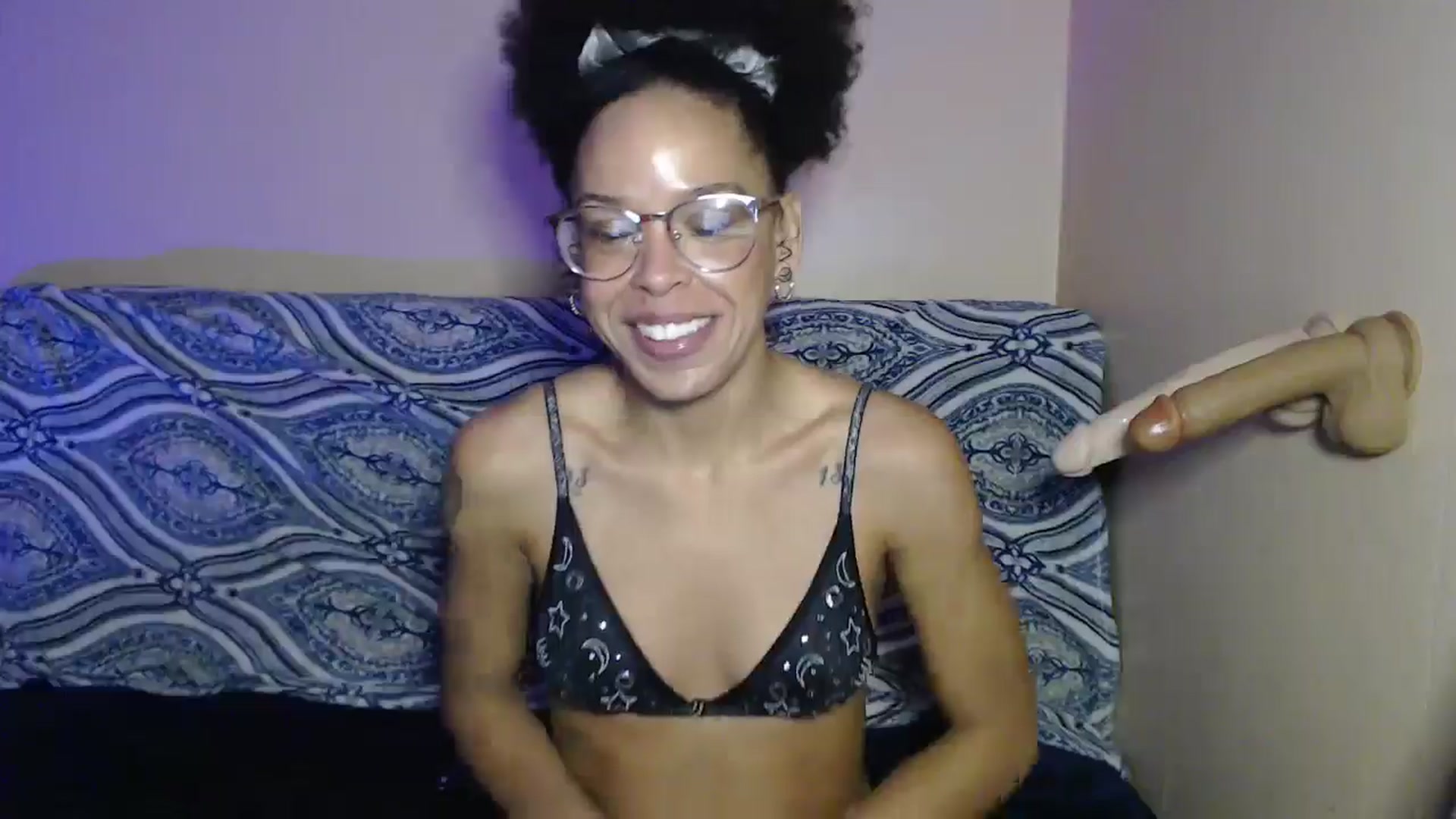 Gallery image thumbnail from hi_its_smiley's myfreecams stream on, 12/31/2024, 15:21 image 19 of 20