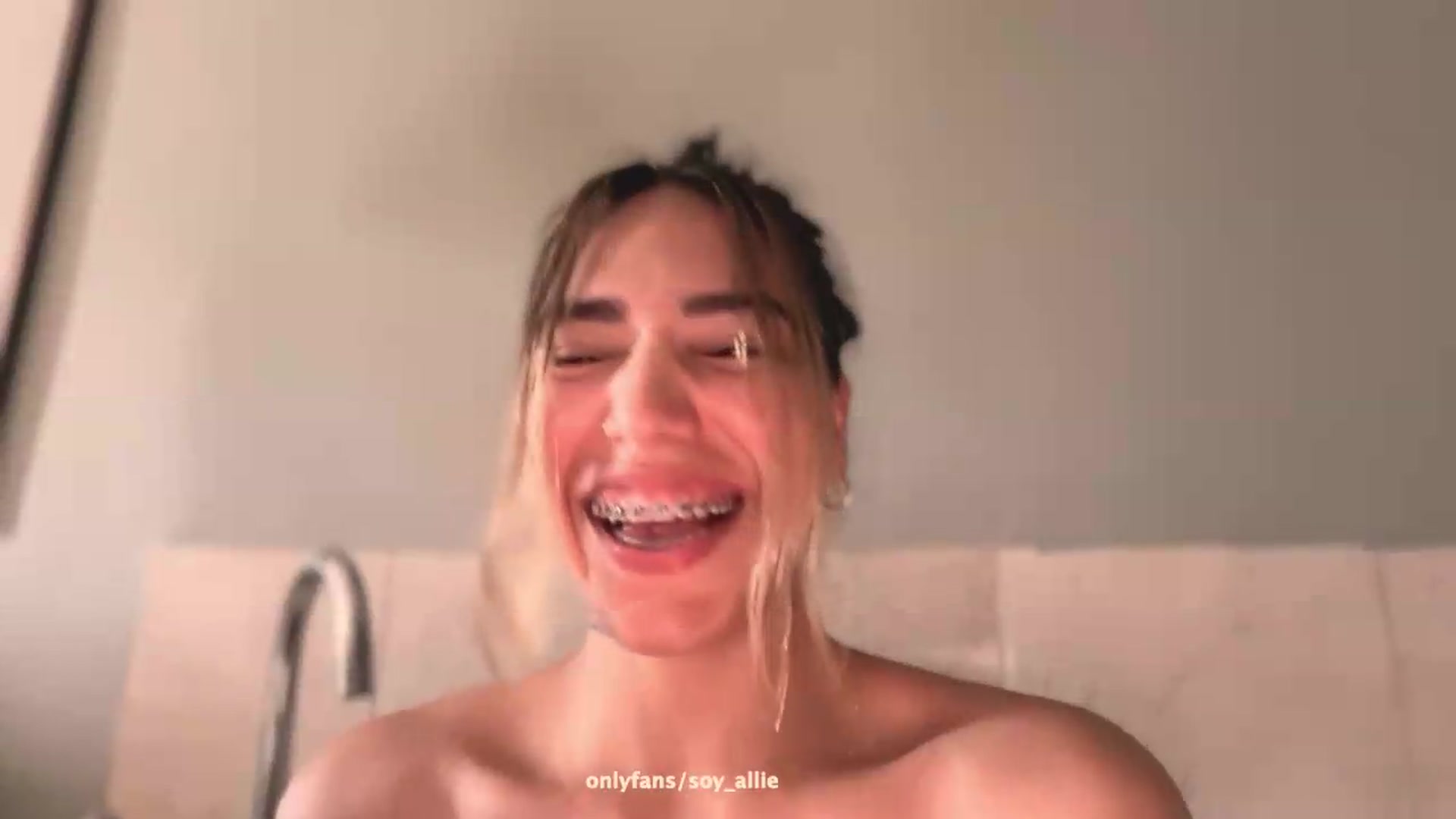 Gallery image thumbnail from hiallie_'s myfreecams stream on, 06/16/2026, 15:39 image 13 of 20