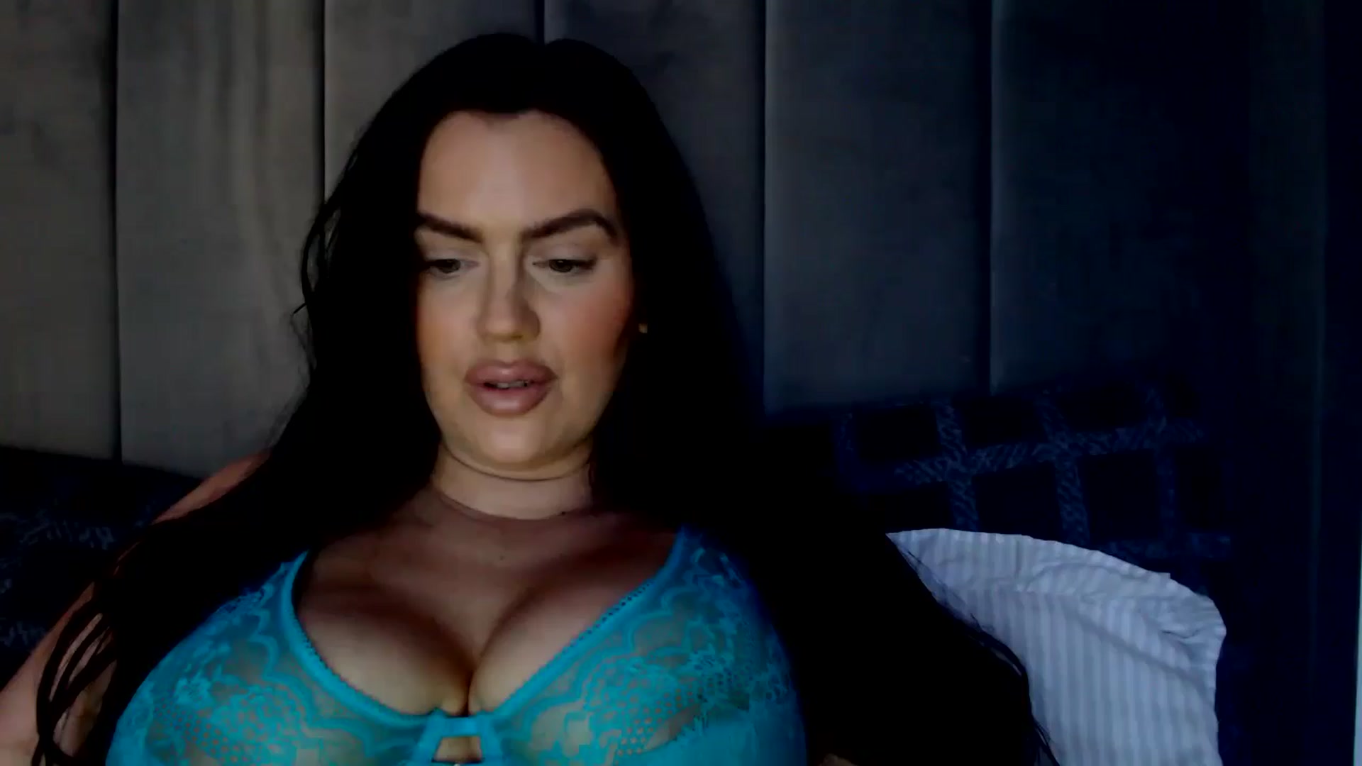 Gallery image thumbnail from holliewood1's myfreecams stream on, 10/22/2024, 10:57 image 10 of 20
