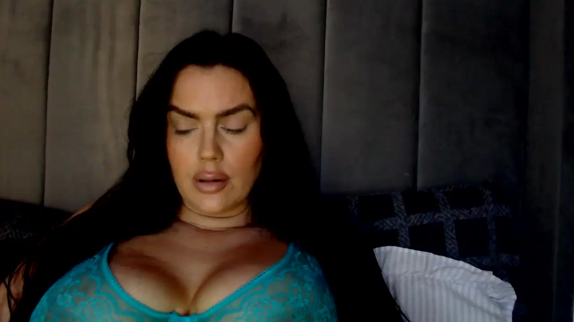 Gallery image thumbnail from holliewood1's myfreecams stream on, 10/22/2024, 10:57 image 8 of 20