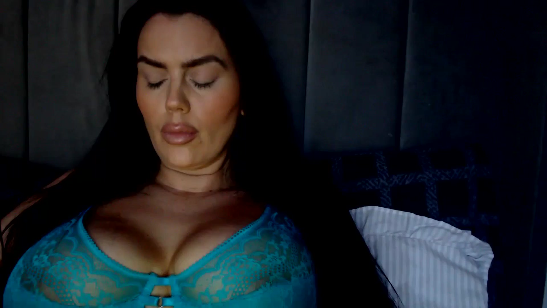 Gallery image thumbnail from holliewood1's myfreecams stream on, 10/22/2024, 10:57 image 7 of 20