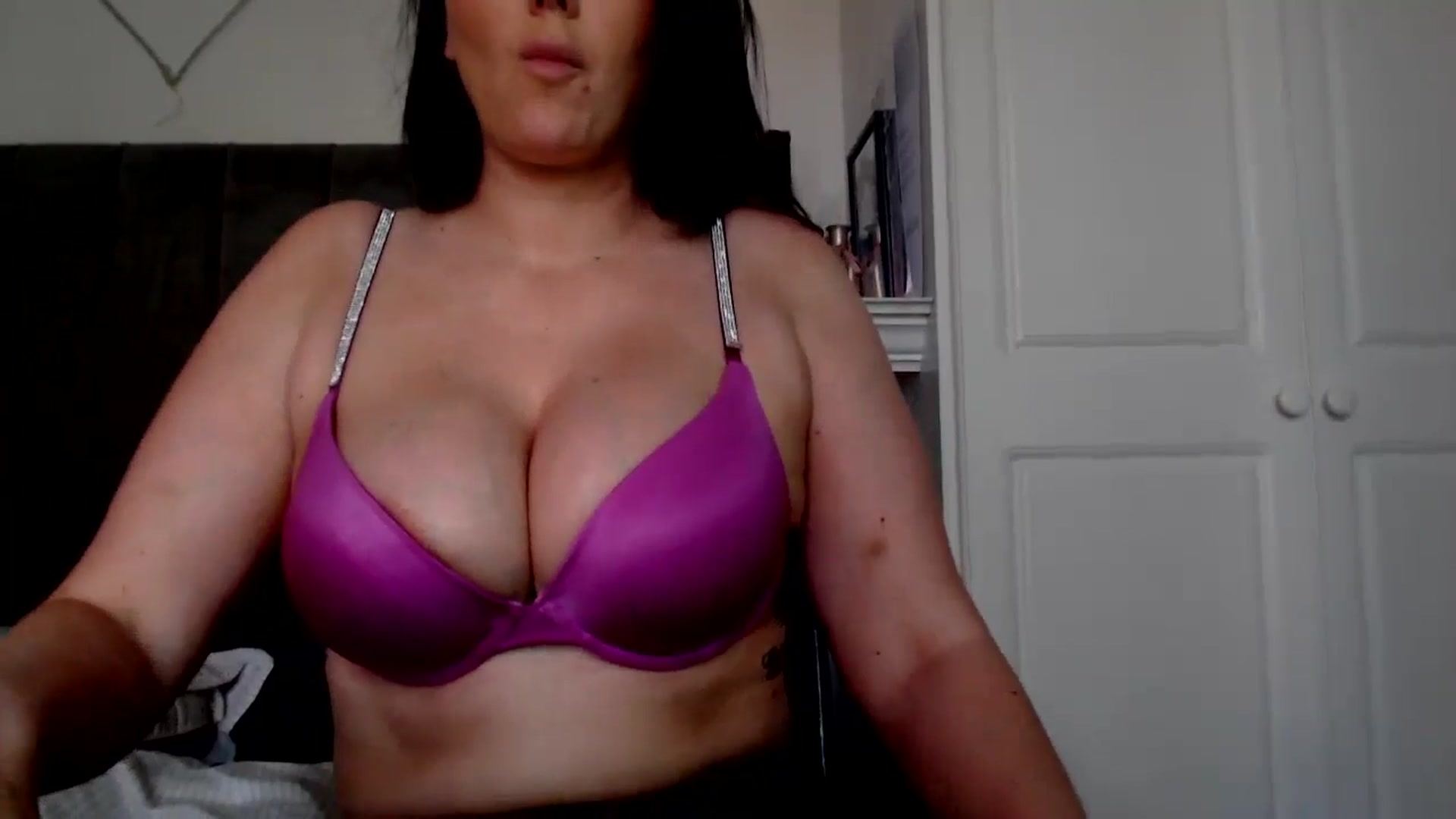 Gallery image thumbnail from holliewood1's myfreecams stream on, 10/22/2024, 15:21 image 2 of 20