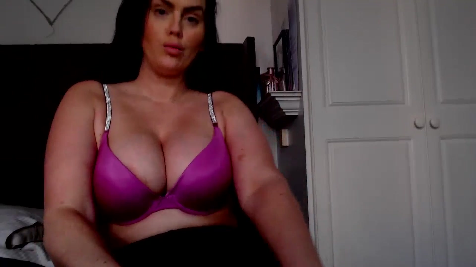 Gallery image thumbnail from holliewood1's myfreecams stream on, 10/22/2024, 15:21 image 12 of 20