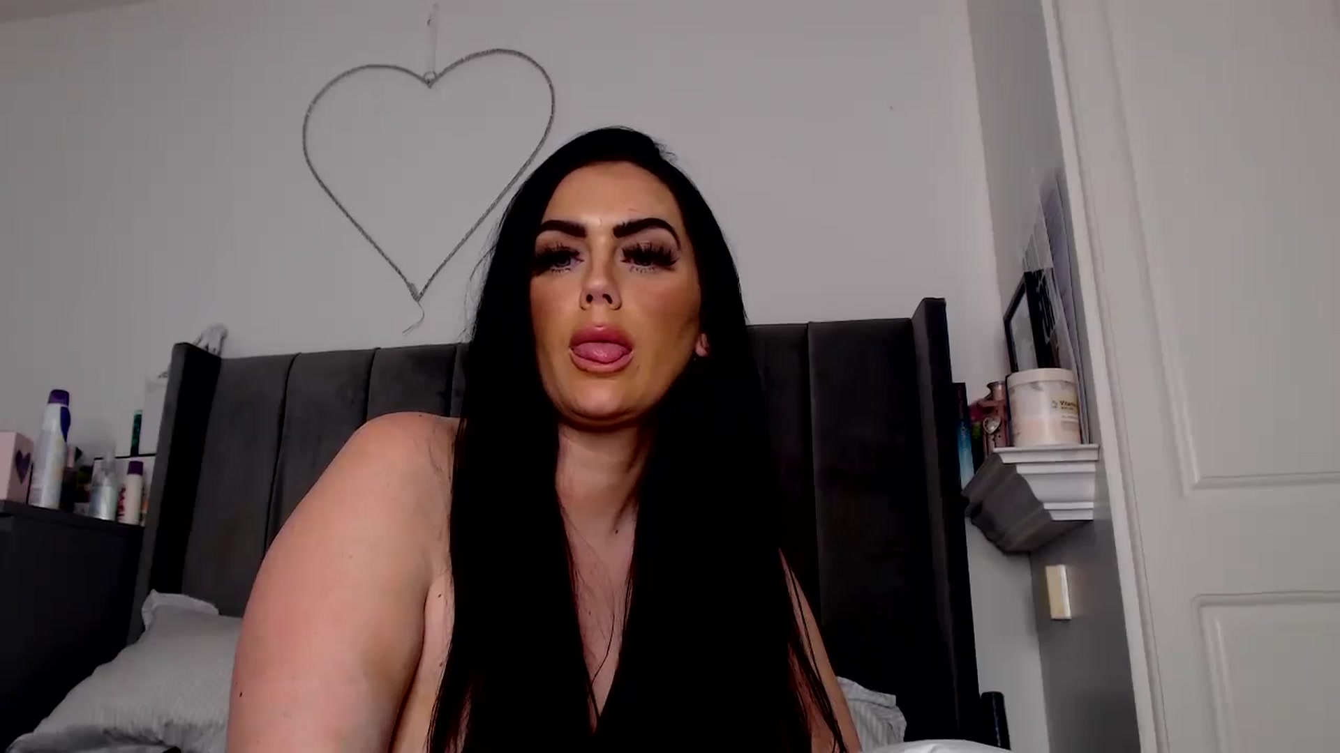 Gallery image thumbnail from holliewood1's myfreecams stream on, 10/24/2024, 09:03 image 16 of 20