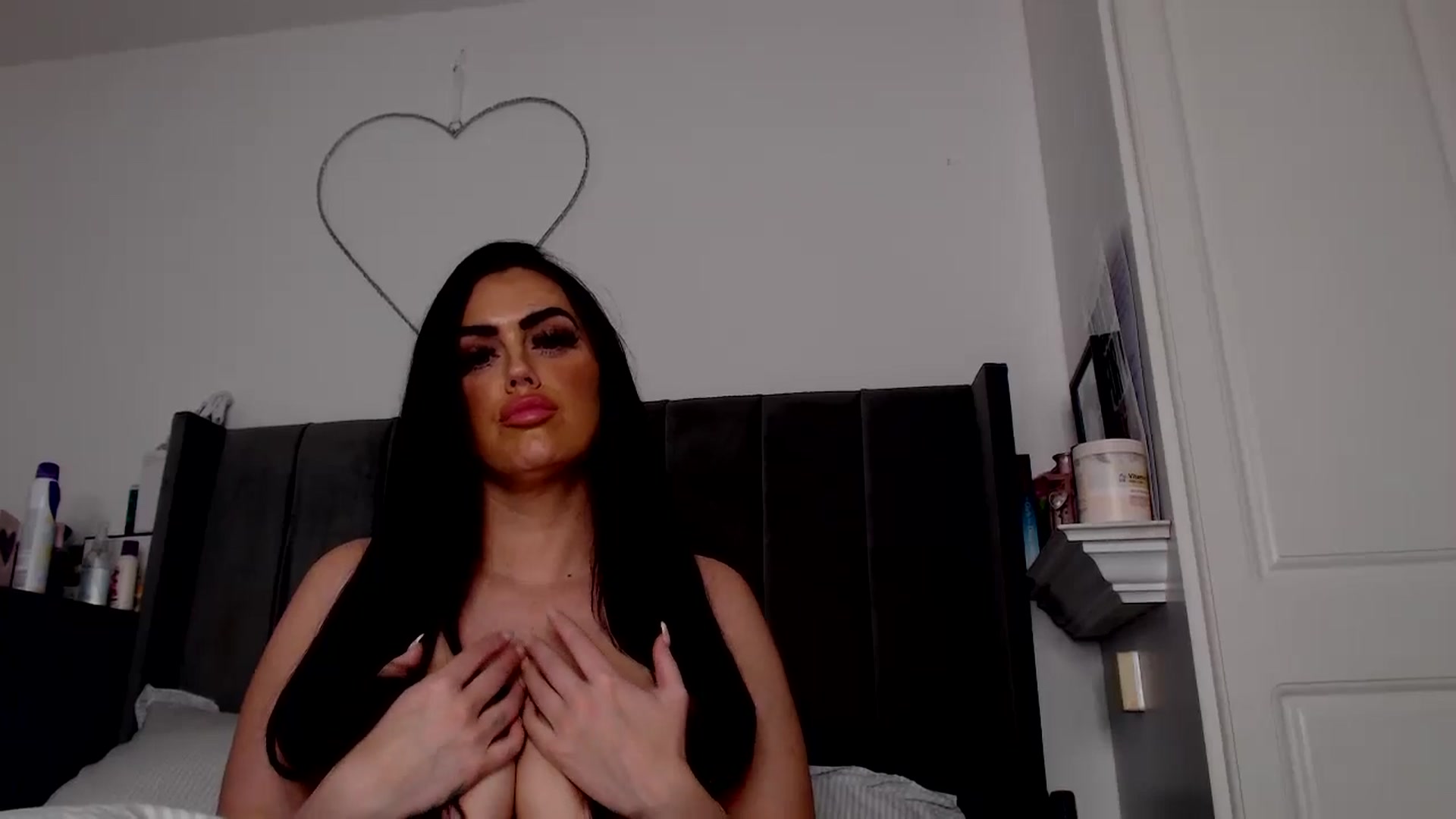 Gallery image thumbnail from holliewood1's myfreecams stream on, 10/24/2024, 09:36 image 8 of 20