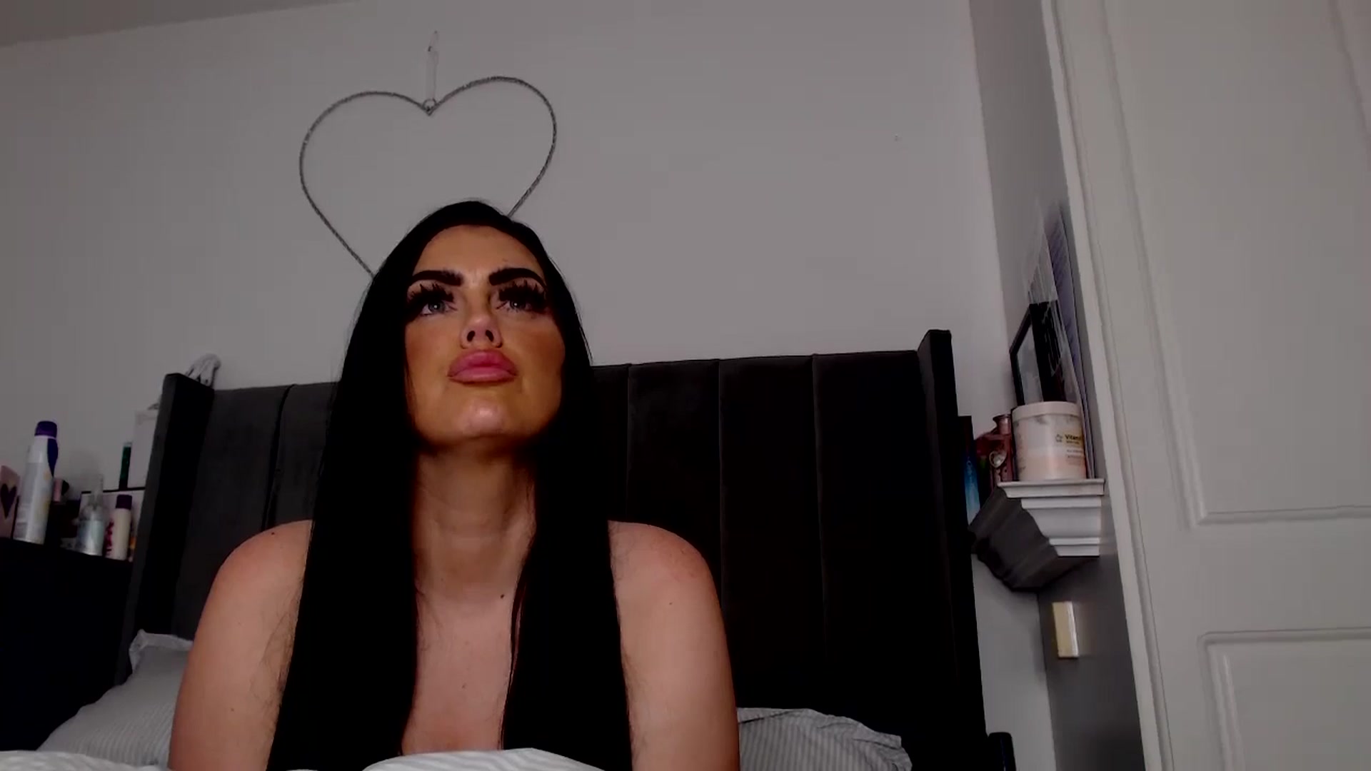 Gallery image thumbnail from holliewood1's myfreecams stream on, 10/24/2024, 09:36 image 2 of 20