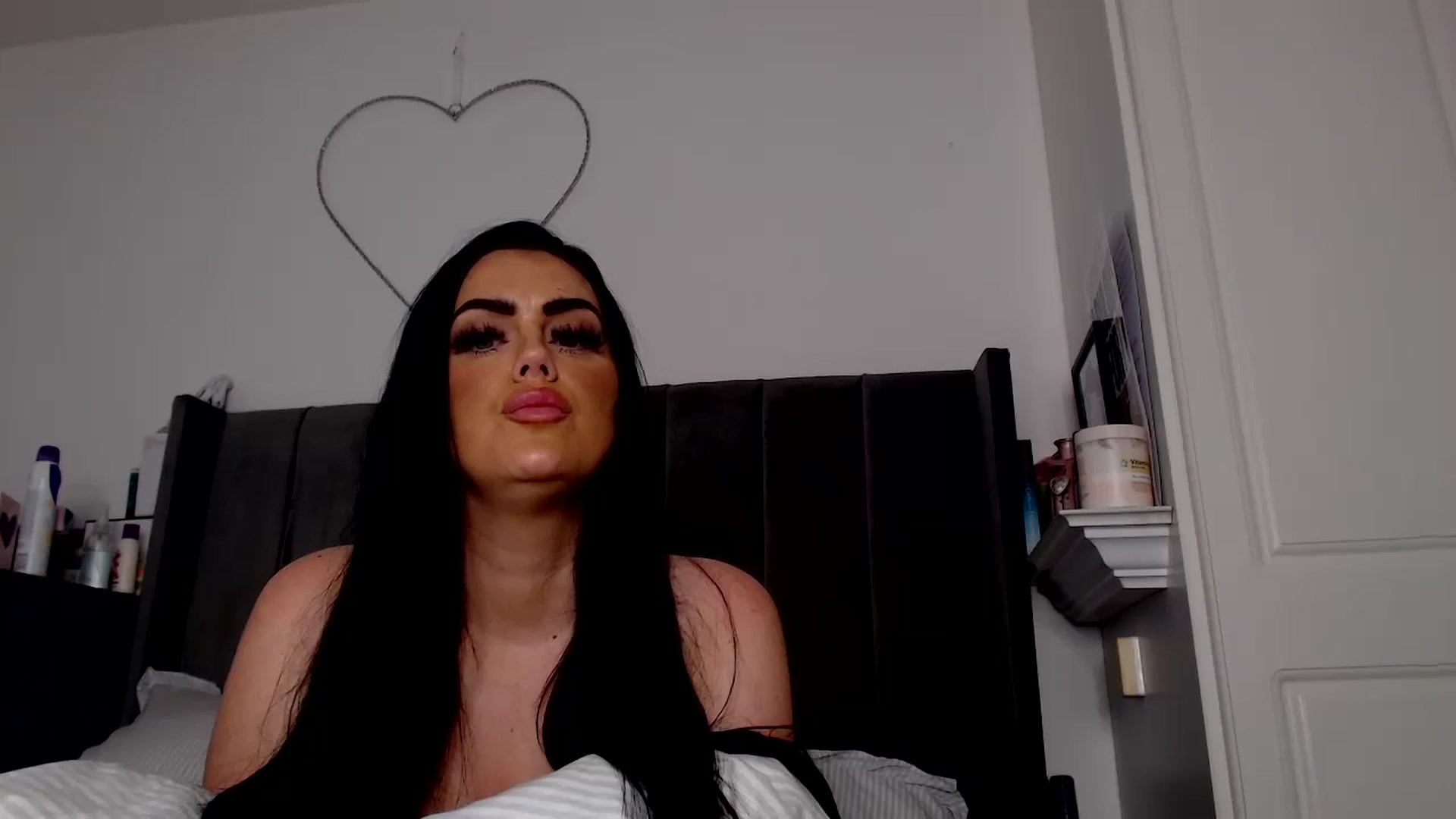 Gallery image thumbnail from holliewood1's myfreecams stream on, 10/24/2024, 09:36 image 1 of 20
