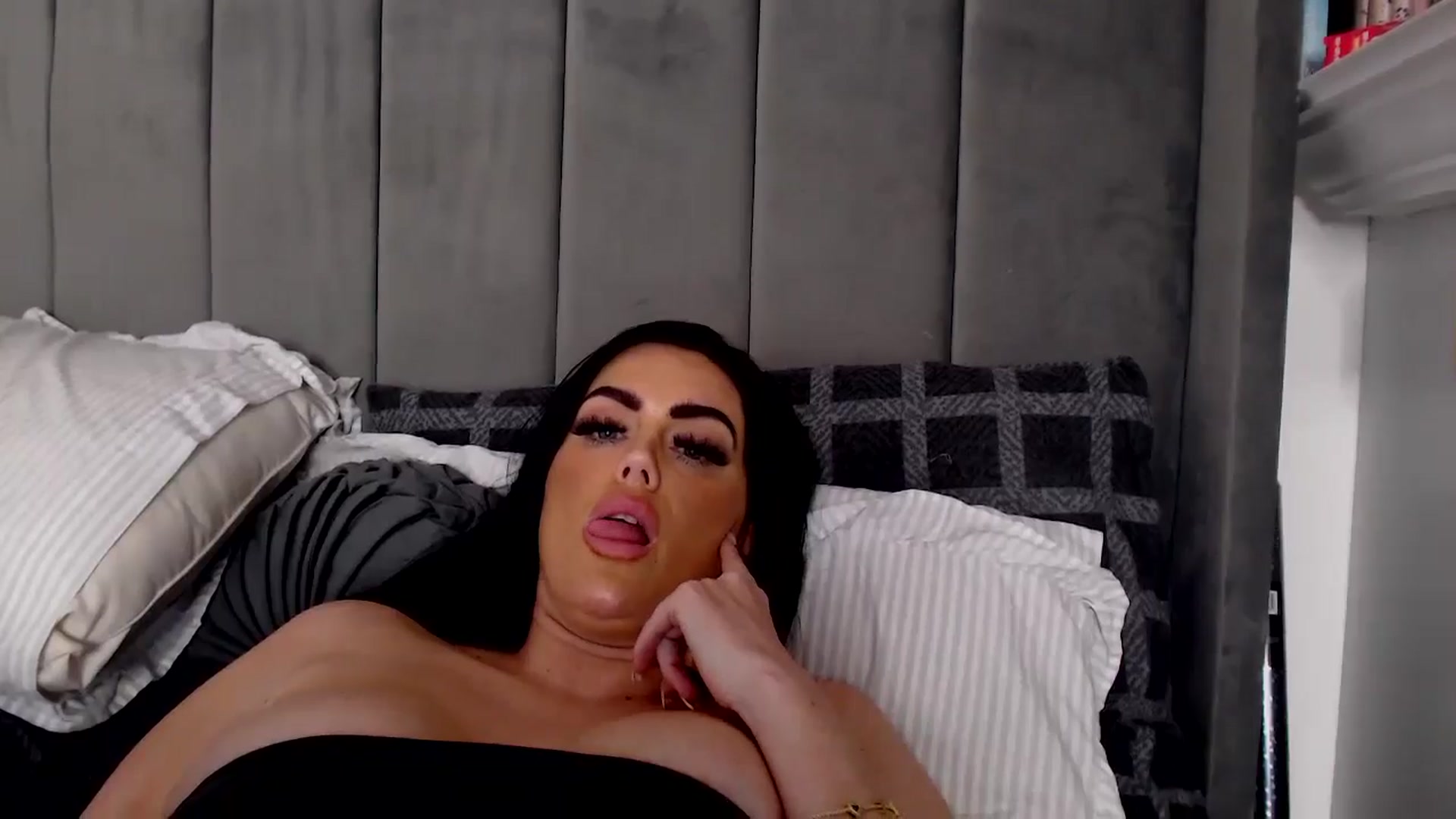 Gallery image thumbnail from holliewood1's myfreecams stream on, 10/24/2024, 11:51 image 19 of 20