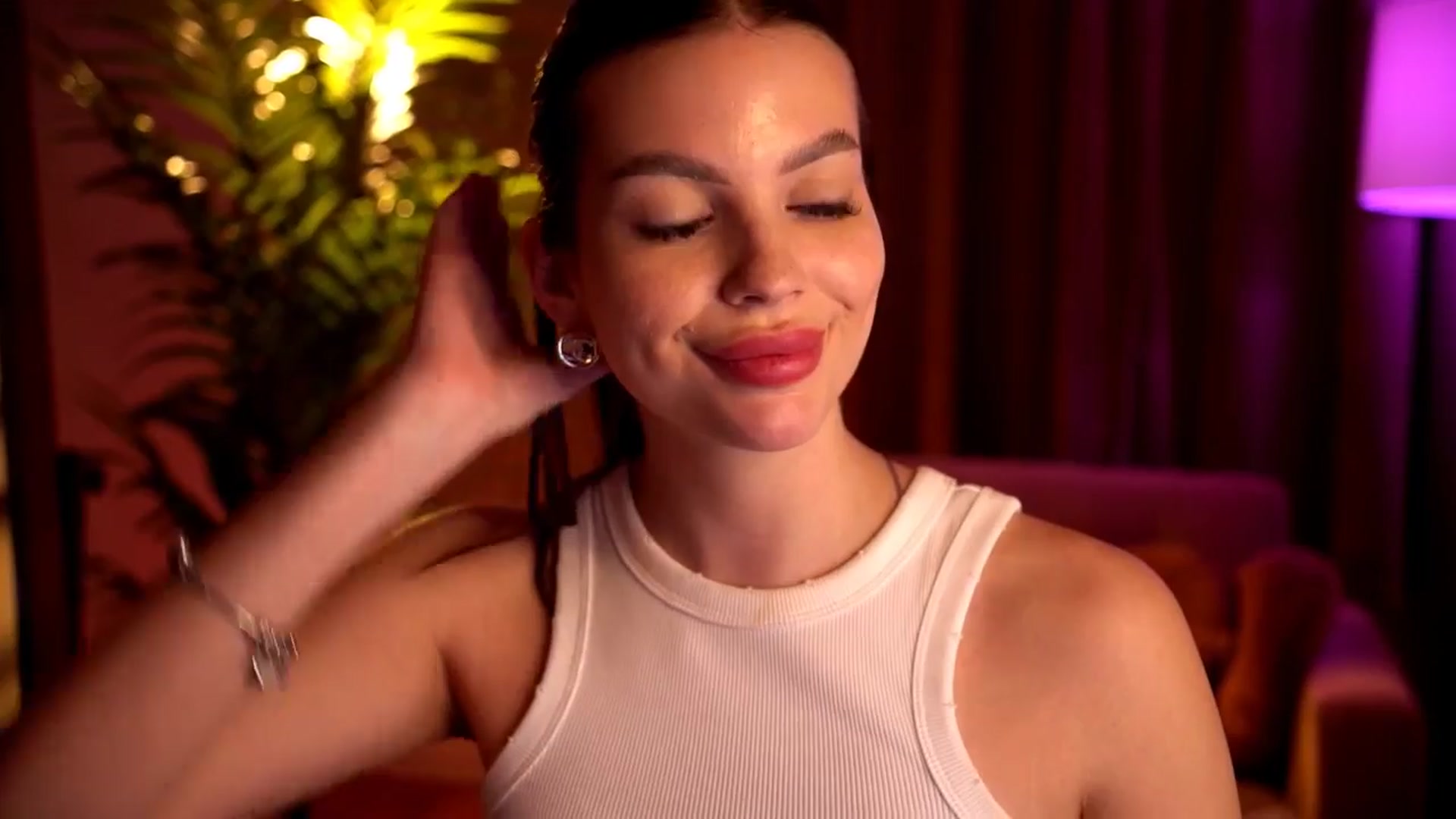 Gallery image thumbnail from hollydollly_'s myfreecams stream on, 03/27/2024, 20:49 image 19 of 20