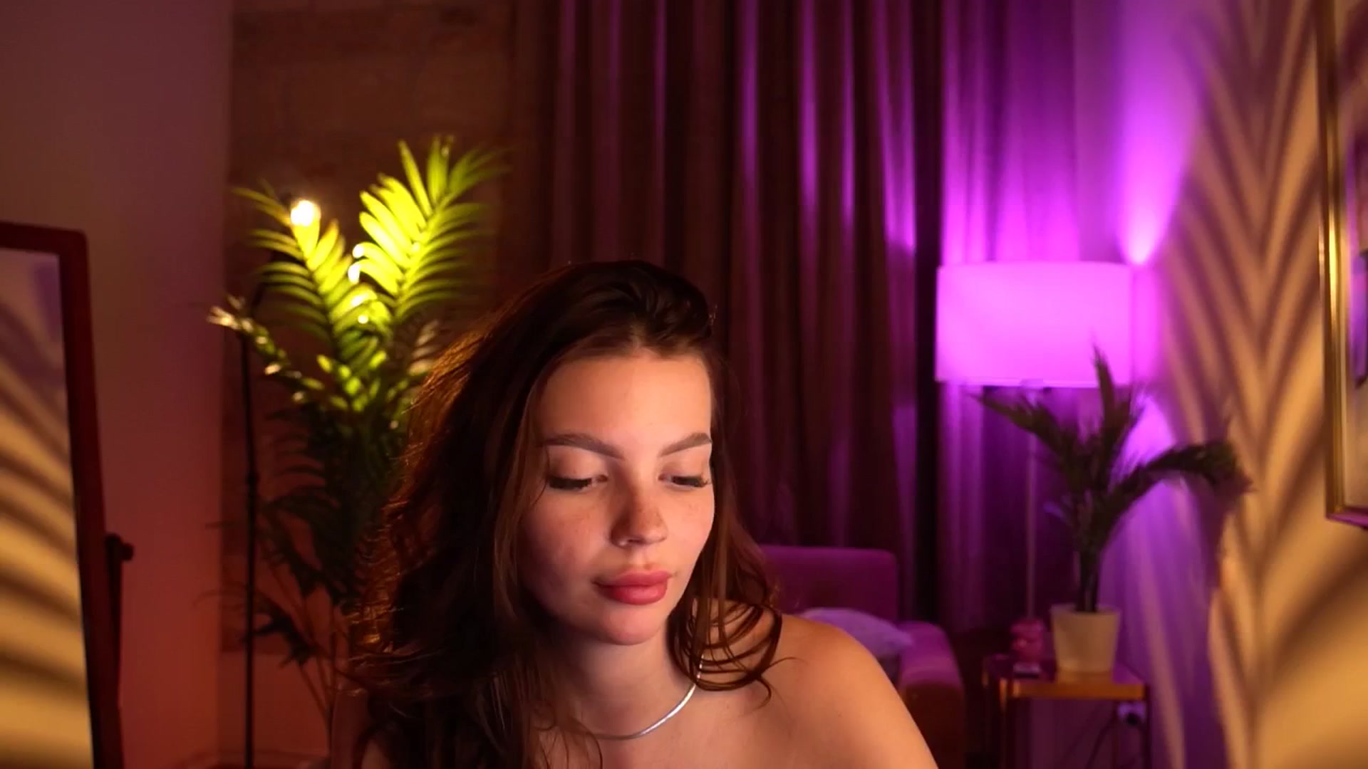 Gallery image thumbnail from hollydollly_'s myfreecams stream on, 04/21/2024, 24:19 image 3 of 20