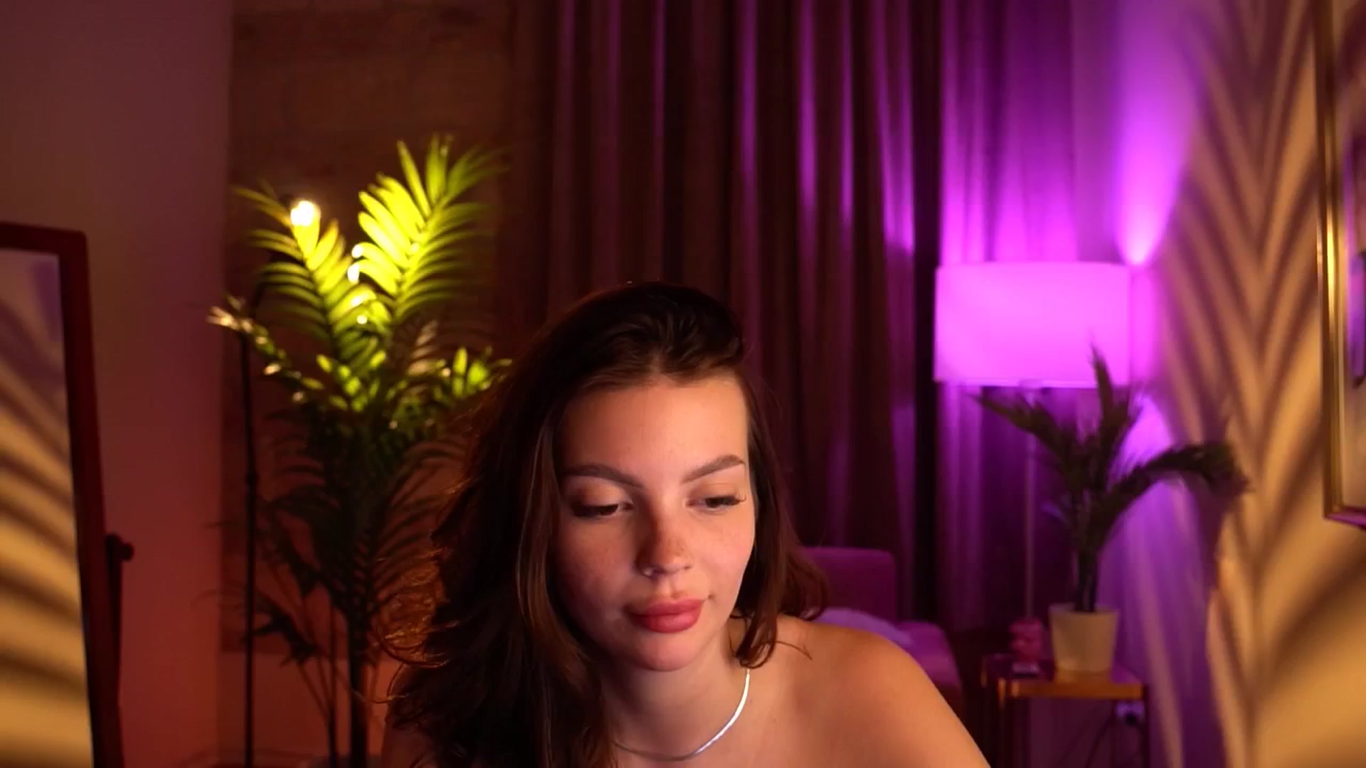 Gallery image thumbnail from hollydollly_'s myfreecams stream on, 04/21/2024, 24:19 image 10 of 20