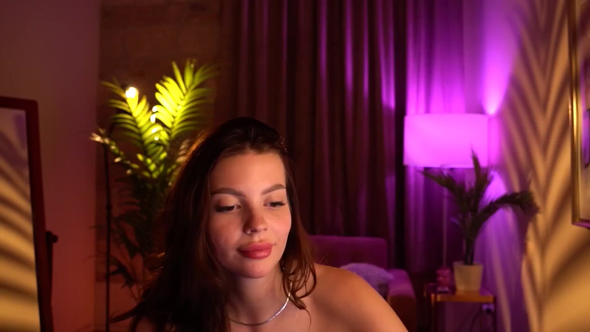 Gallery image thumbnail from hollydollly_'s myfreecams stream on, 04/21/2024, 24:19 image 17 of 20