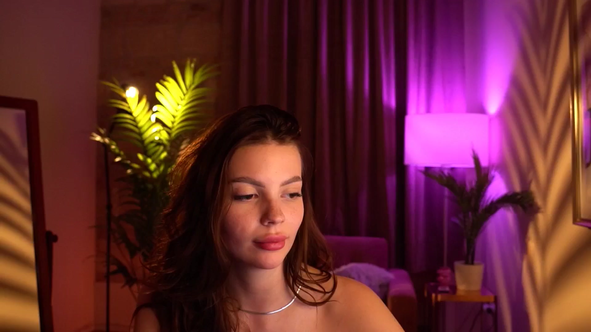 Gallery image thumbnail from hollydollly_'s myfreecams stream on, 04/21/2024, 24:19 image 4 of 20