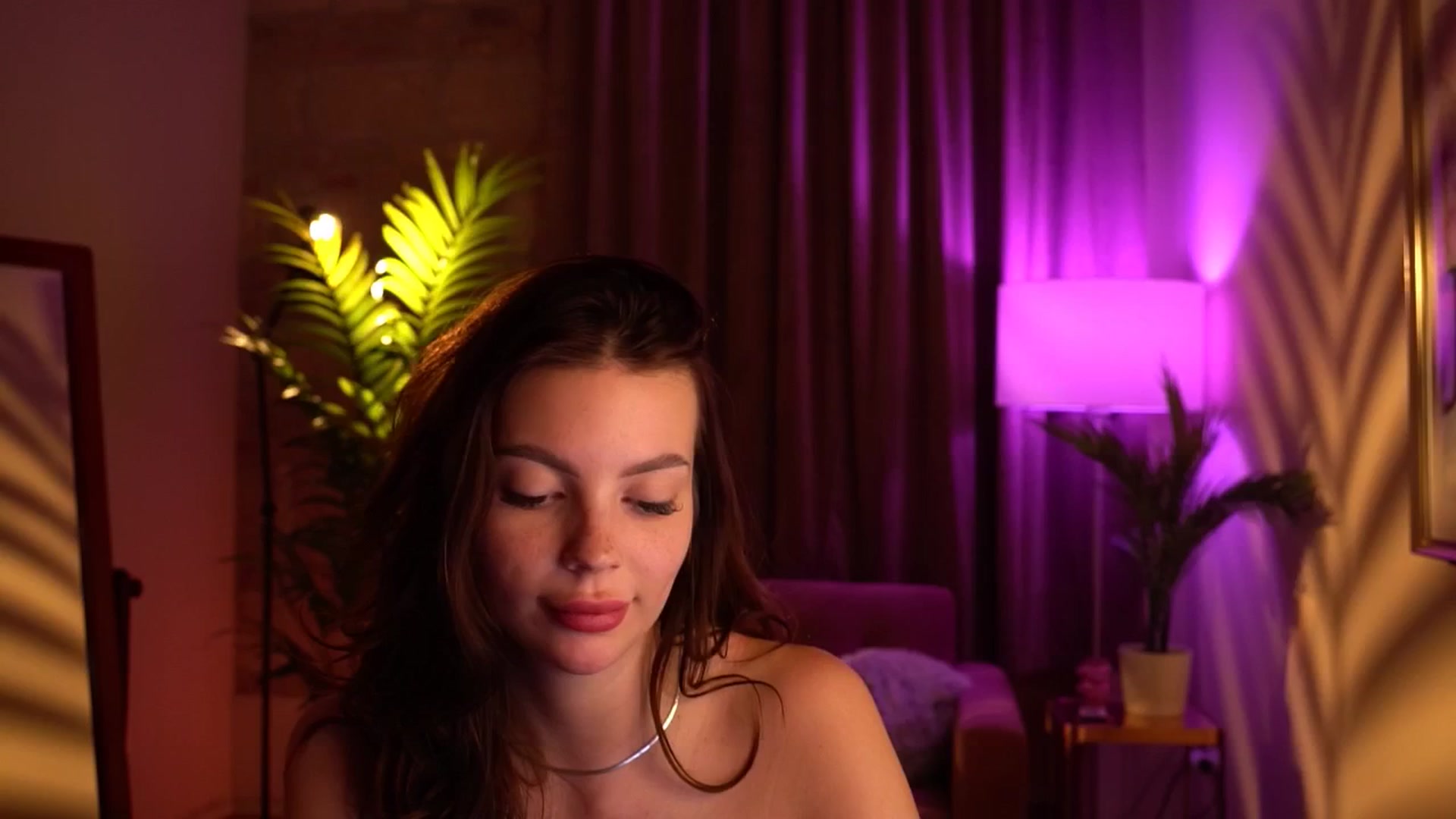 Gallery image thumbnail from hollydollly_'s myfreecams stream on, 04/21/2024, 24:19 image 7 of 20