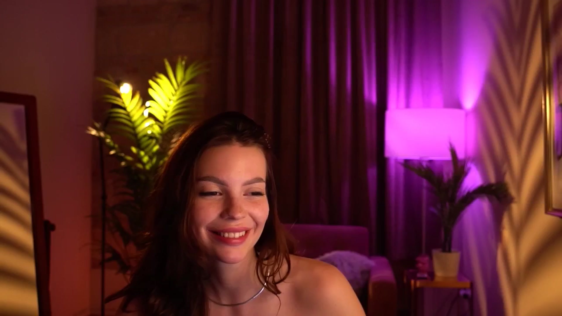 Gallery image thumbnail from hollydollly_'s myfreecams stream on, 04/21/2024, 24:19 image 15 of 20