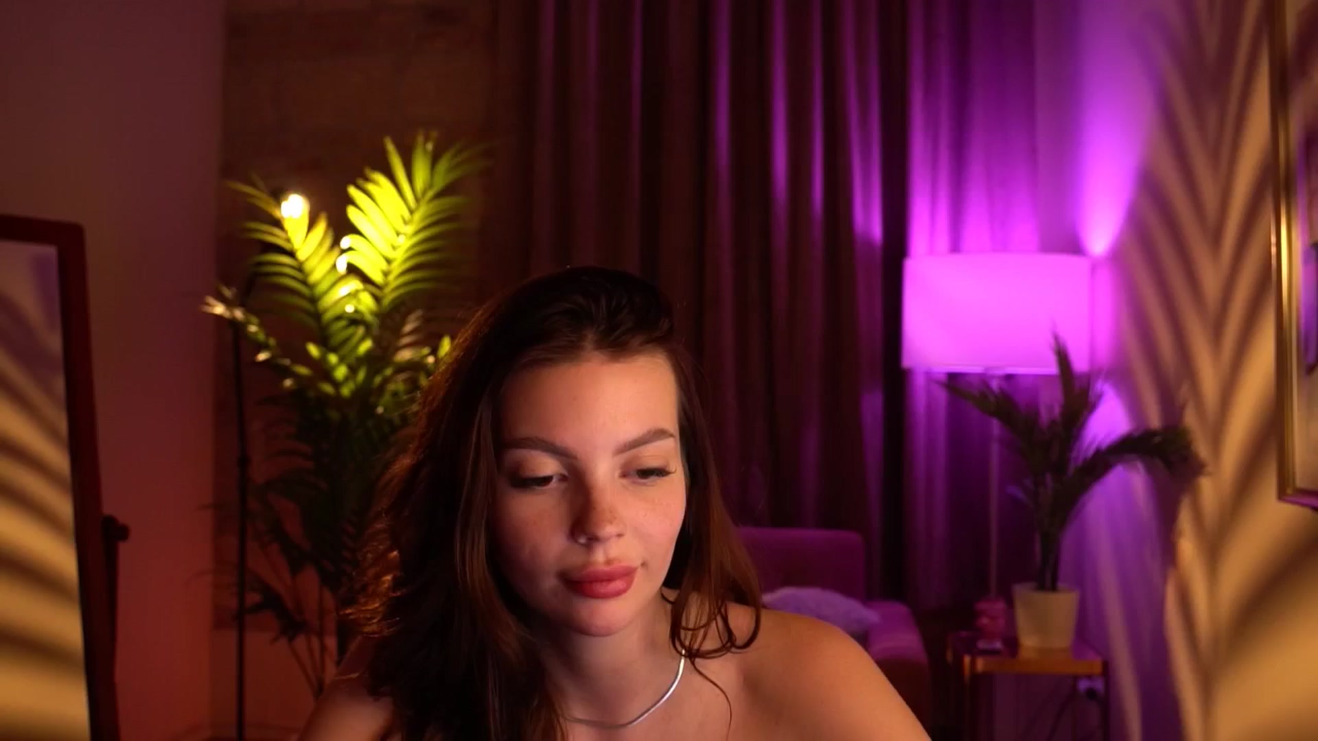 Gallery image thumbnail from hollydollly_'s myfreecams stream on, 04/21/2024, 24:19 image 12 of 20