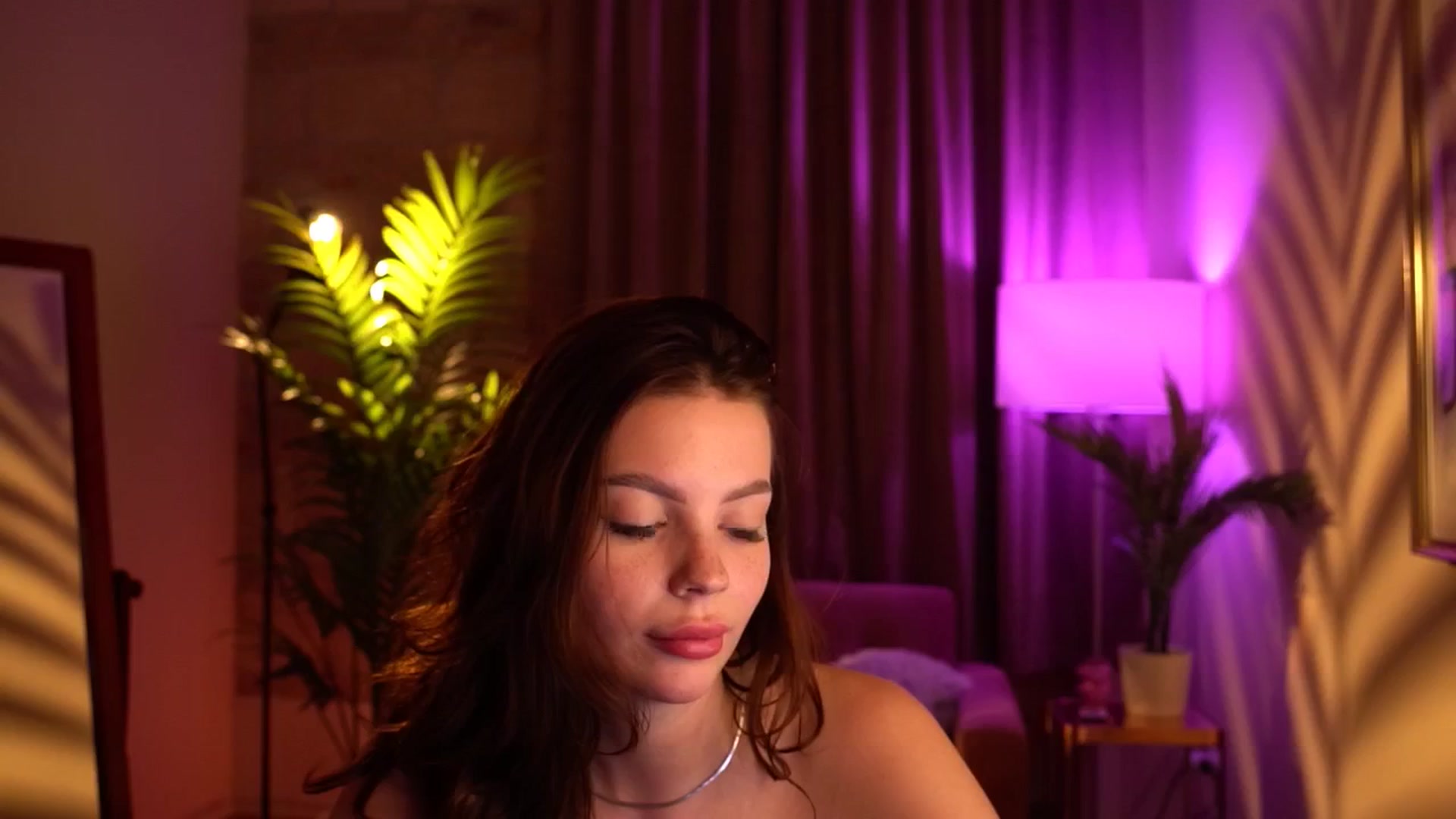 Gallery image thumbnail from hollydollly_'s myfreecams stream on, 04/21/2024, 24:19 image 16 of 20