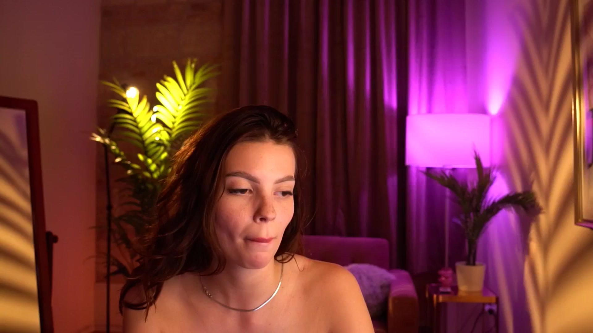 Gallery image thumbnail from hollydollly_'s myfreecams stream on, 04/21/2024, 24:19 image 8 of 20