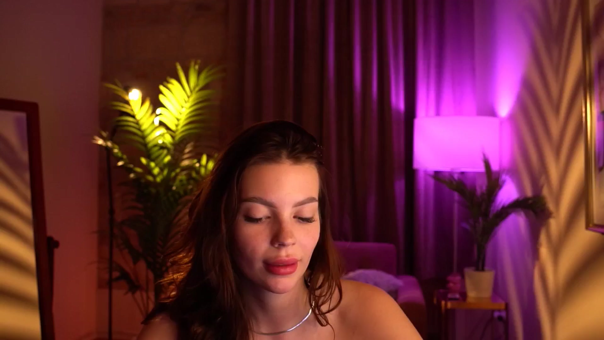 Gallery image thumbnail from hollydollly_'s myfreecams stream on, 04/21/2024, 24:19 image 18 of 20